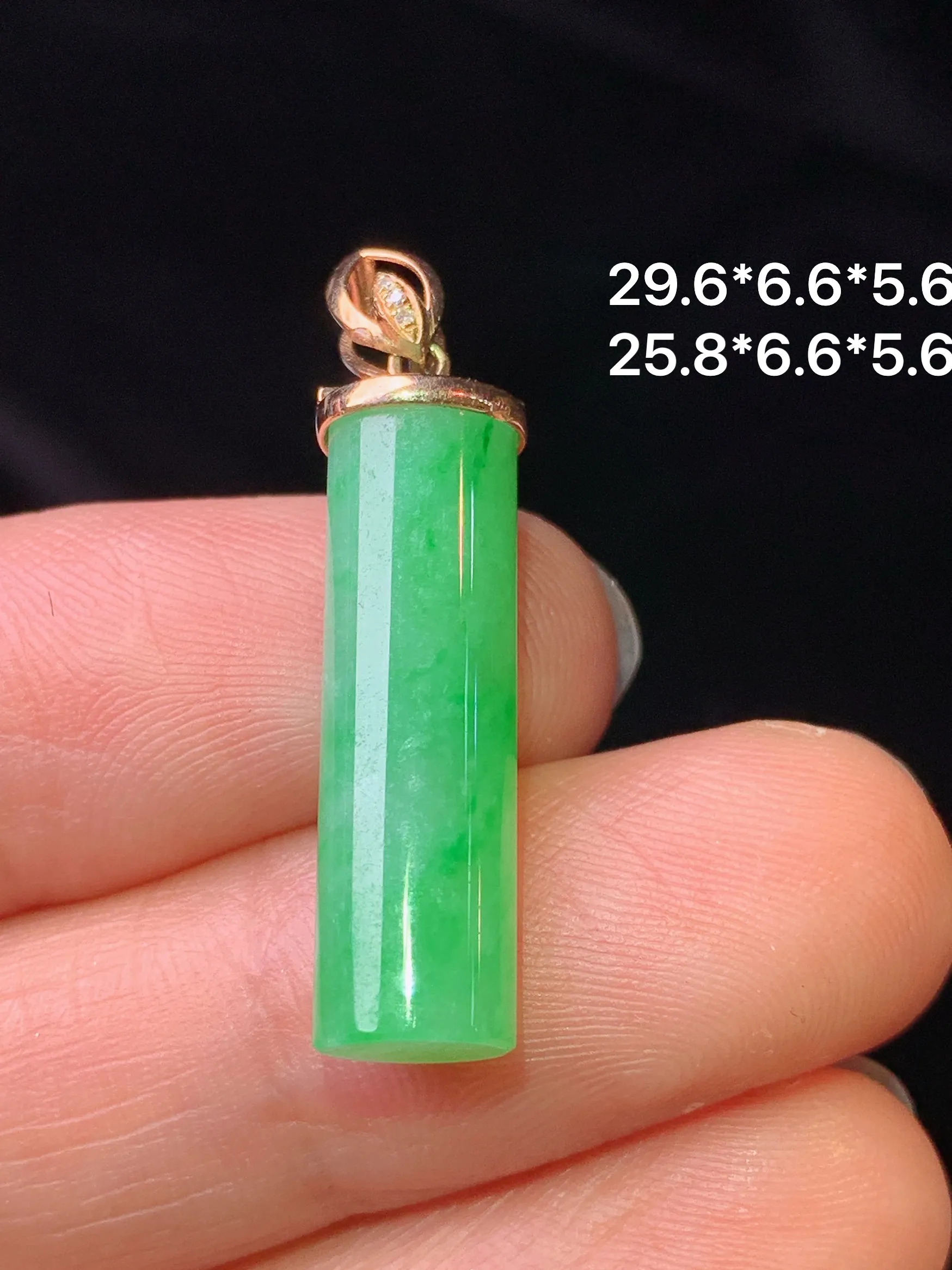 18k金镶嵌翠绿玉柱吊坠 玉质细腻 色泽清新艳丽 整体尺寸29.6*6.6*5.6