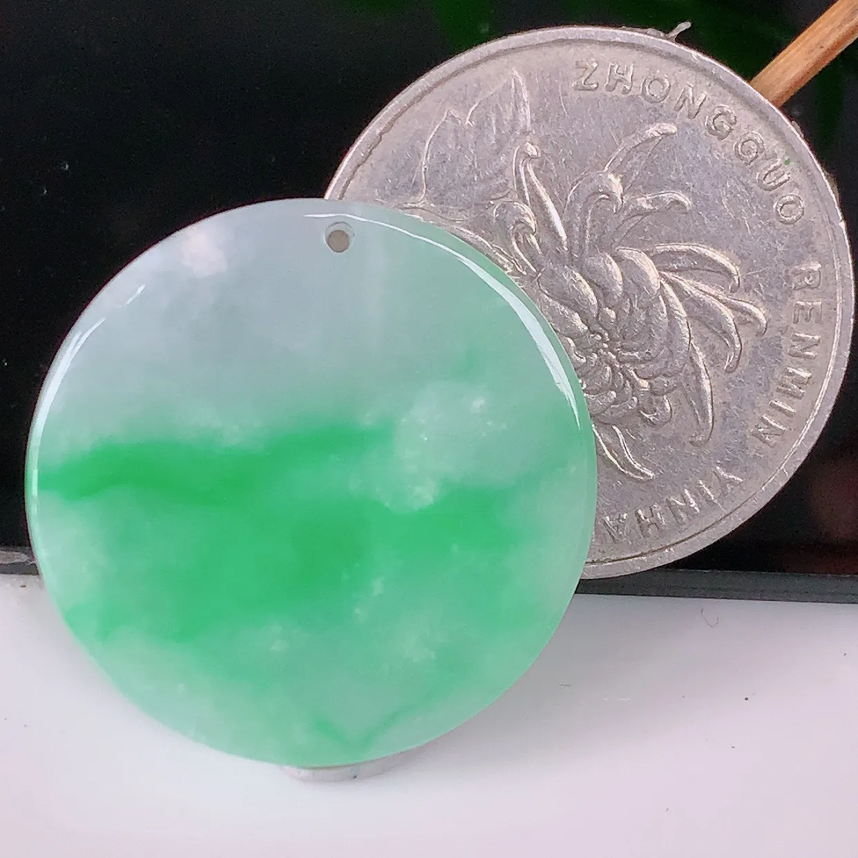 自然光实拍，水润飘绿翡翠平安无事牌吊坠，平平安安，无事牌翠色灵动， 佩戴平安时尚！#57.22