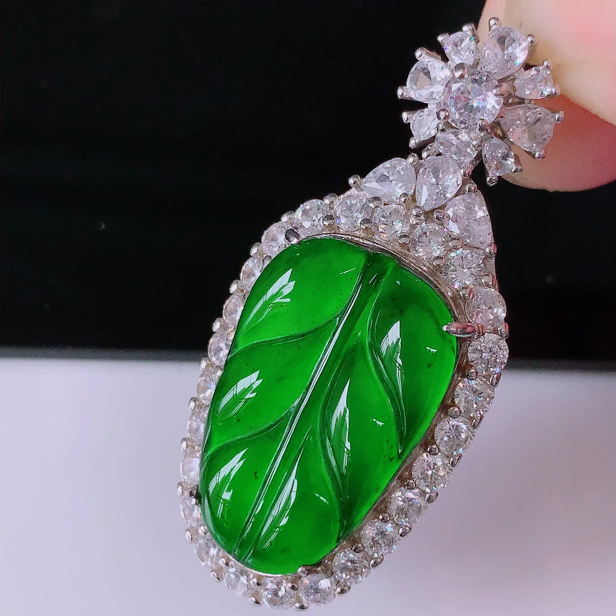 冰透满绿翡翠925银镶嵌叶子吊坠，自然光实拍，翠色灵动，颜色漂亮，种老水足，品相佳，佩戴佳品！#97.22整体44.5*20.5*10.5裸石24.5*15.5mm