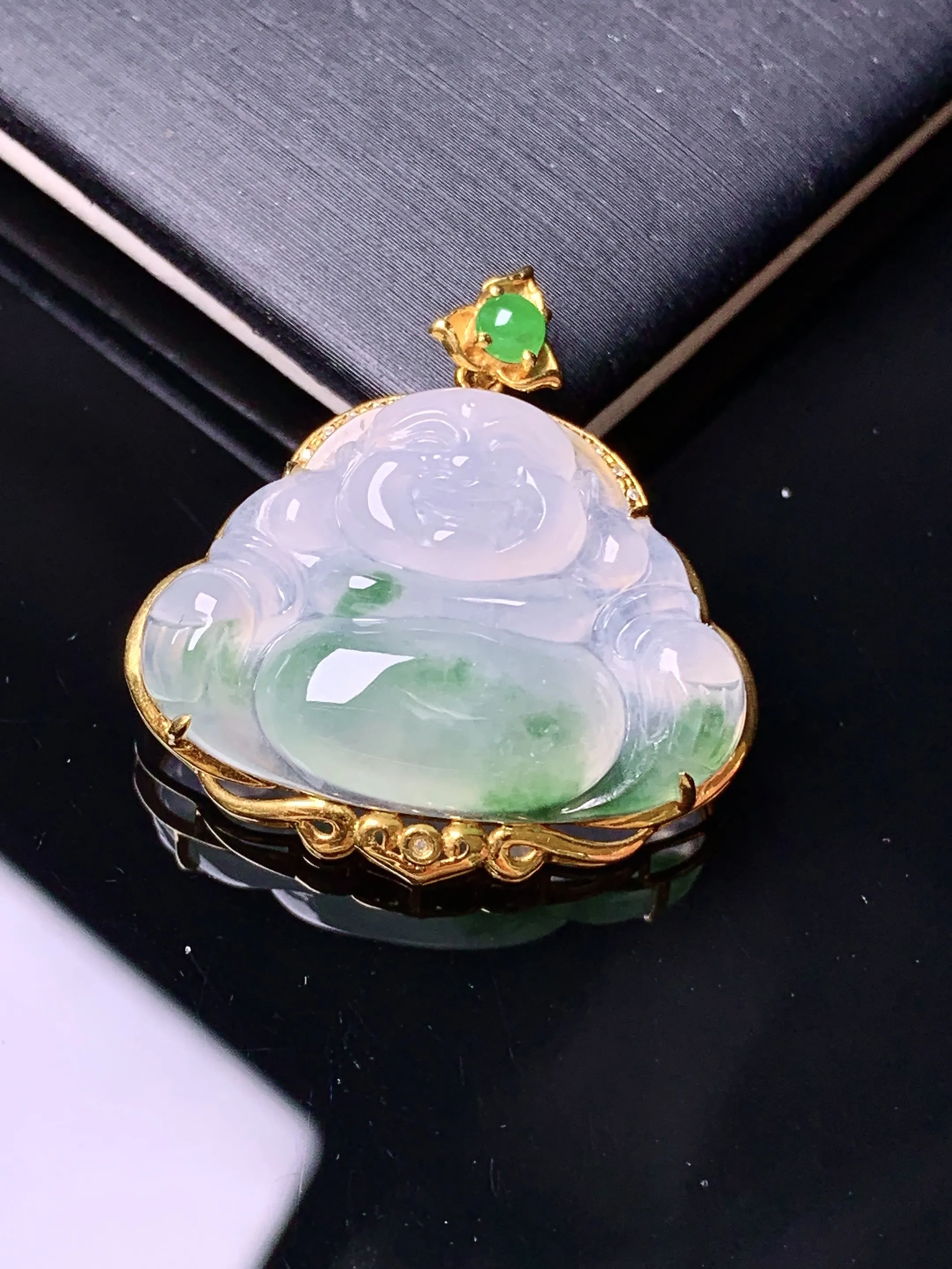 18k金镶嵌飘绿佛公吊坠 玉质细腻 色泽清新艳丽 整体尺寸27.2*26.8*7.8