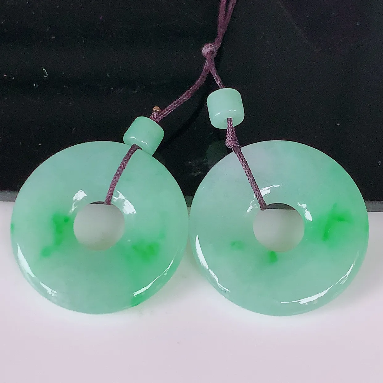 自然光实拍，冰飘绿翡翠一对平安扣耳坠，翠色灵动，玉质细腻，颜色漂亮，品相佳佩戴佳品！配银线 #49.