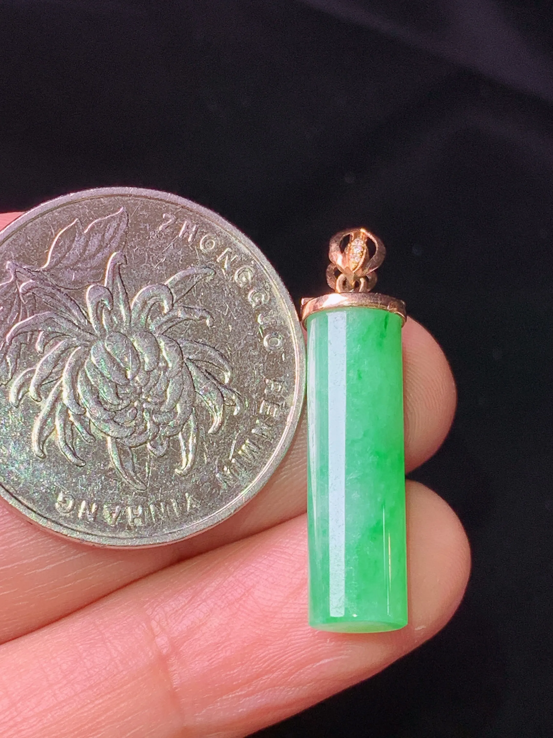 18k金镶嵌翠绿玉柱吊坠 玉质细腻 色泽清新艳丽 整体尺寸29.6*6.6*5.6