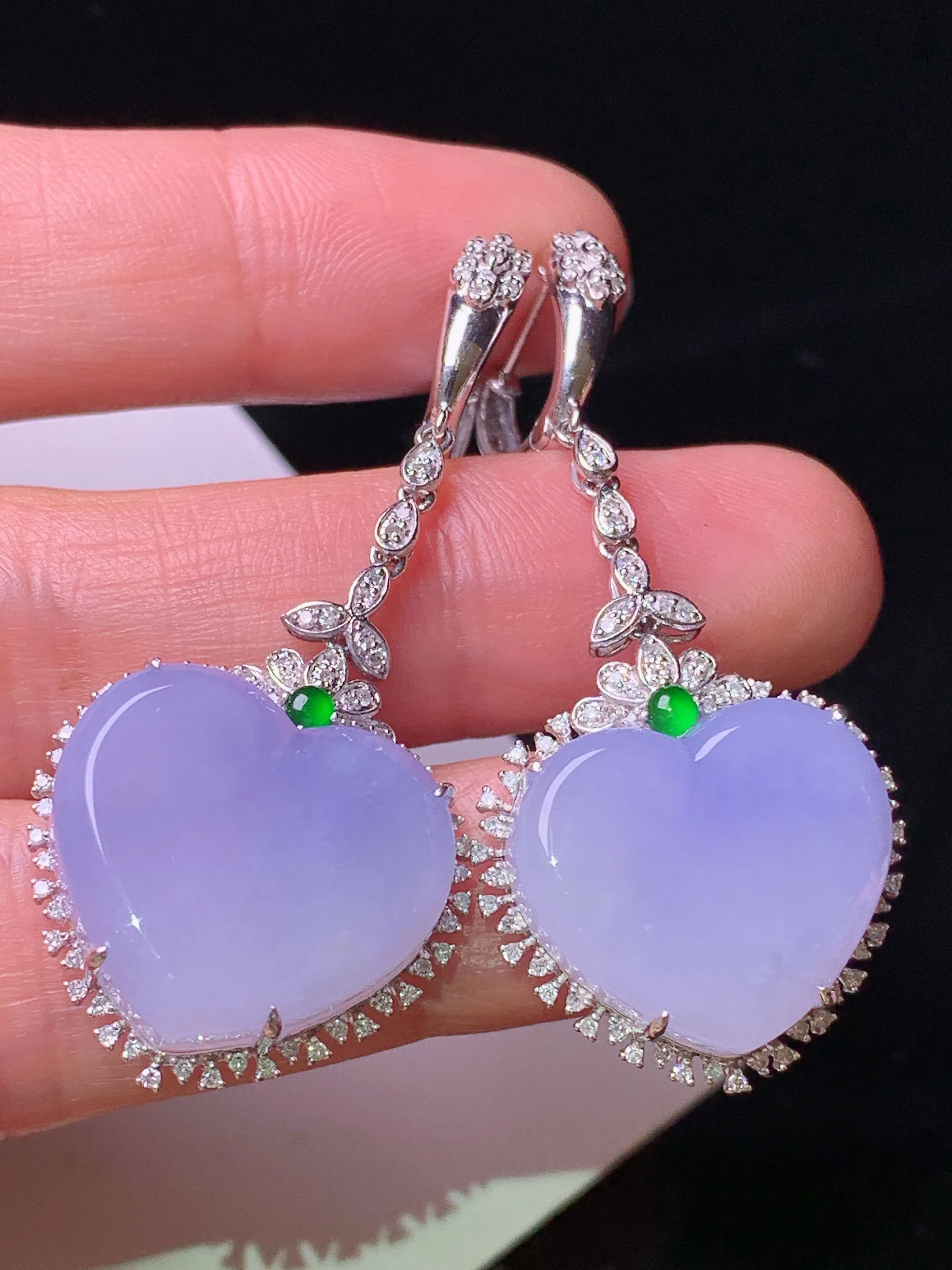 18k金钻镶嵌紫罗兰心形耳坠 玉质细腻 色泽清新艳丽 整体尺寸48.5*21.2*9