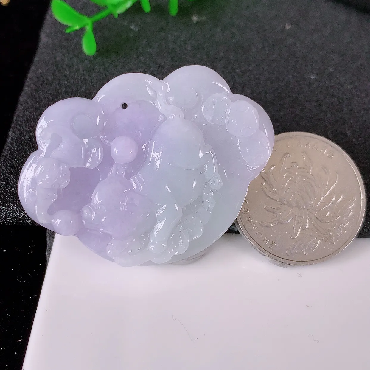 自然光实拍，冰润紫罗兰翡翠生肖猪牌吊坠，翠色灵动，佩戴效果时尚出众，尽显气质， 玉质细腻， 美感十足。#05.13