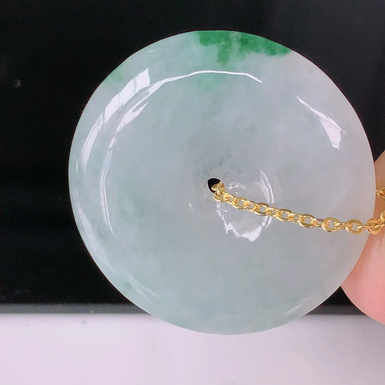 自然光实拍，冰润飘花平安扣翡翠吊坠，种老水足，雕工精湛 ，寓意美好， 佩戴时尚出众！#81.22