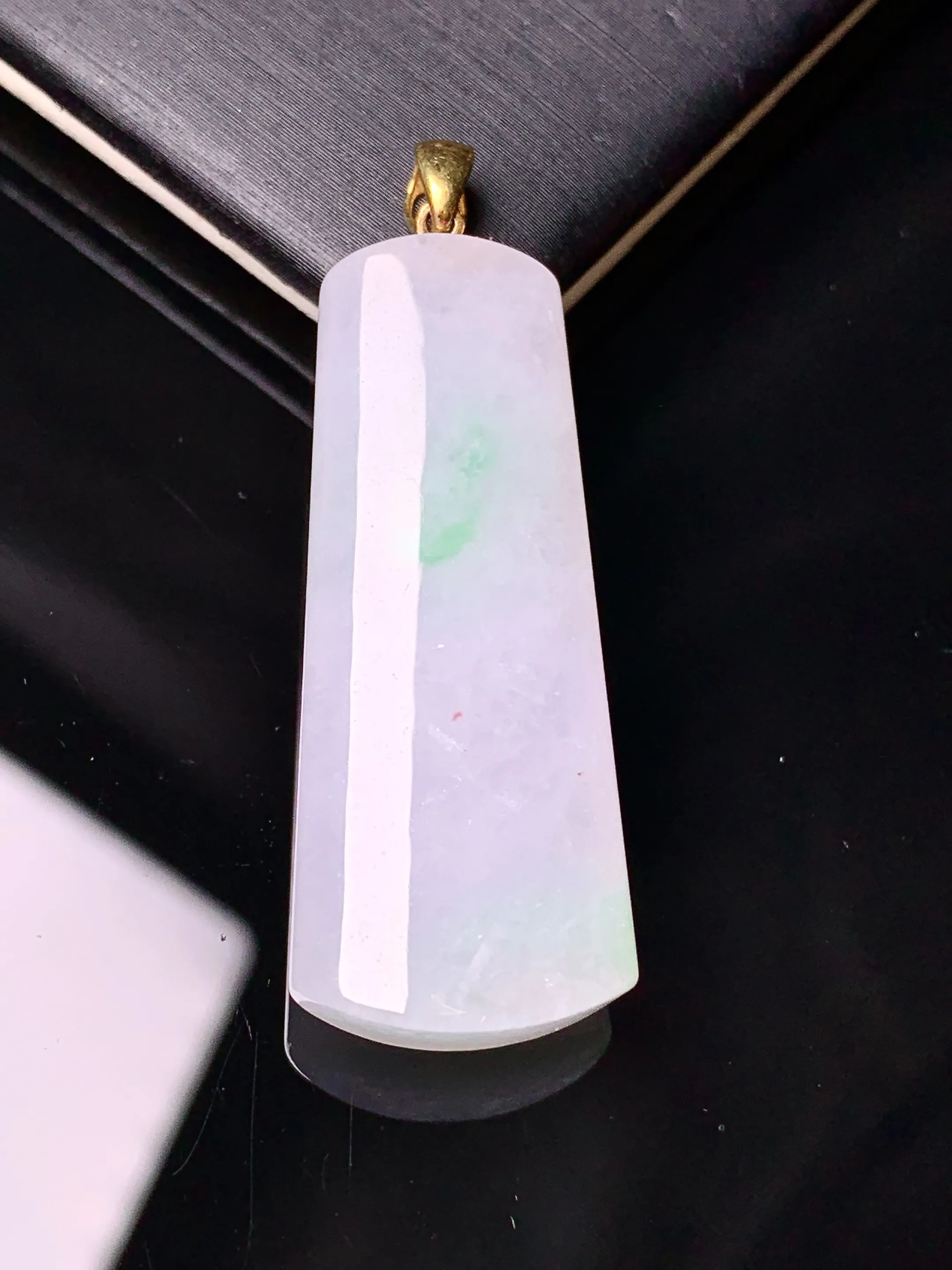 18k金镶嵌飘绿玉柱吊坠 玉质细腻 色泽清新艳丽 整体尺寸42.3*14.7*7