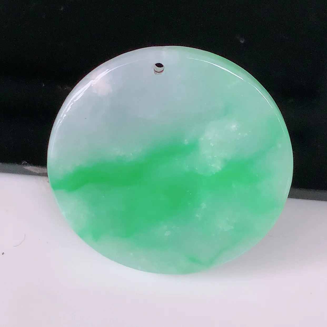 自然光实拍，水润飘绿翡翠平安无事牌吊坠，平平安安，无事牌翠色灵动， 佩戴平安时尚！#57.22