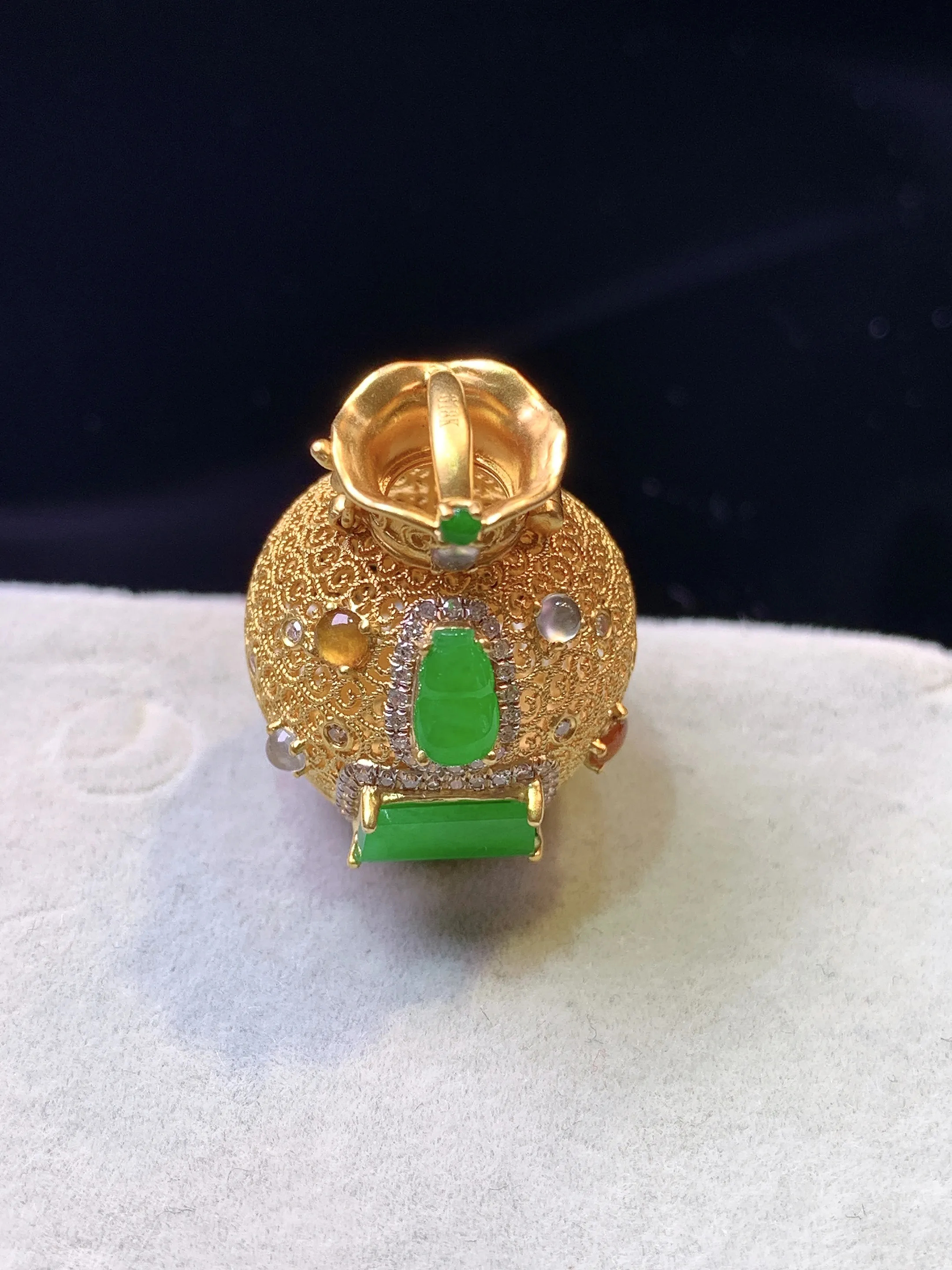 18k金钻镶嵌满绿无事牌花瓶吊坠 玉质细腻 色泽清新艳丽 整体尺寸22*19.8*17.3
