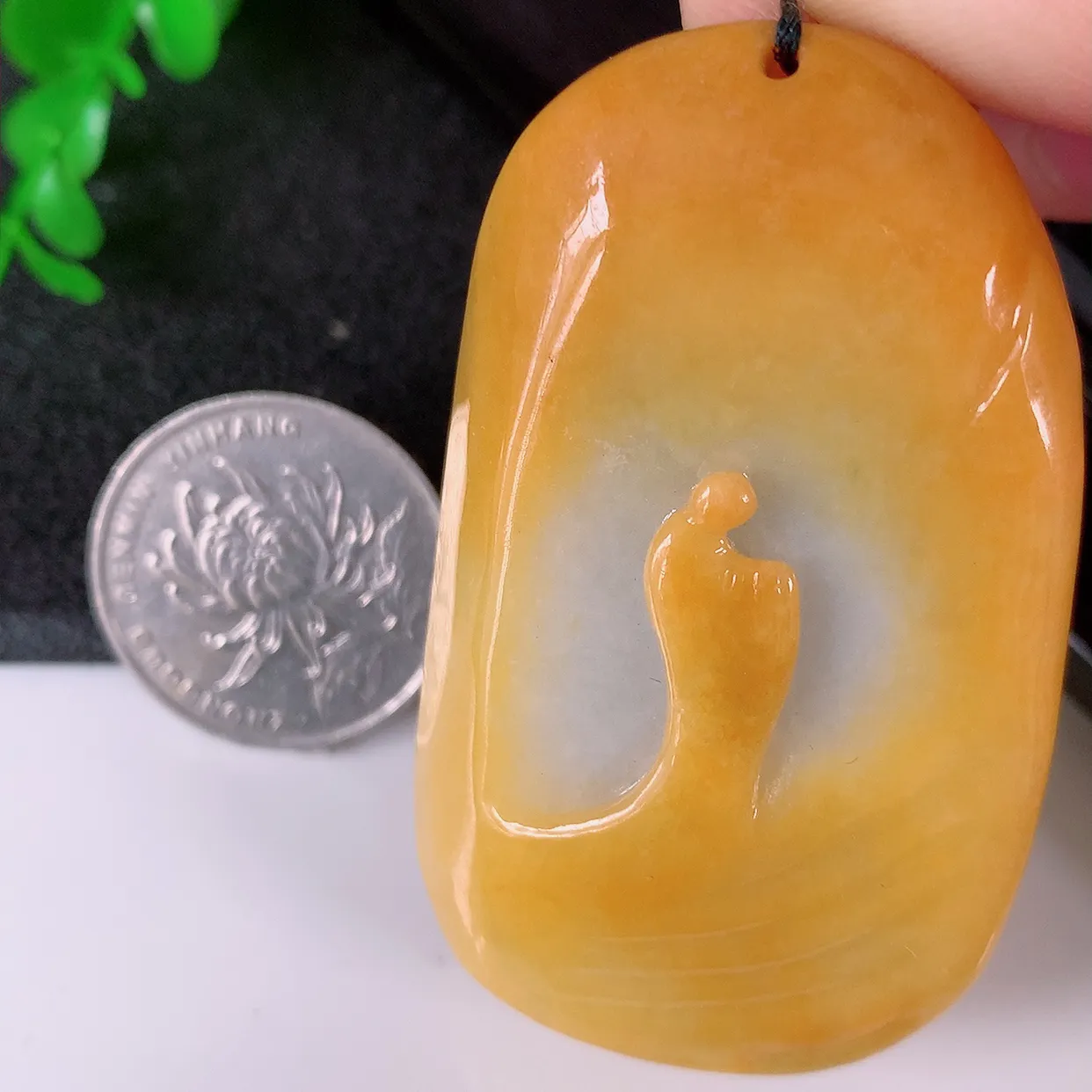 自然光实拍，冰润黄翡双彩翡翠悟道吊坠，悟道寓意“祥和，安宁，吉祥， 幸福”， 佩戴效果优雅迷人，性价比超高！#60.16