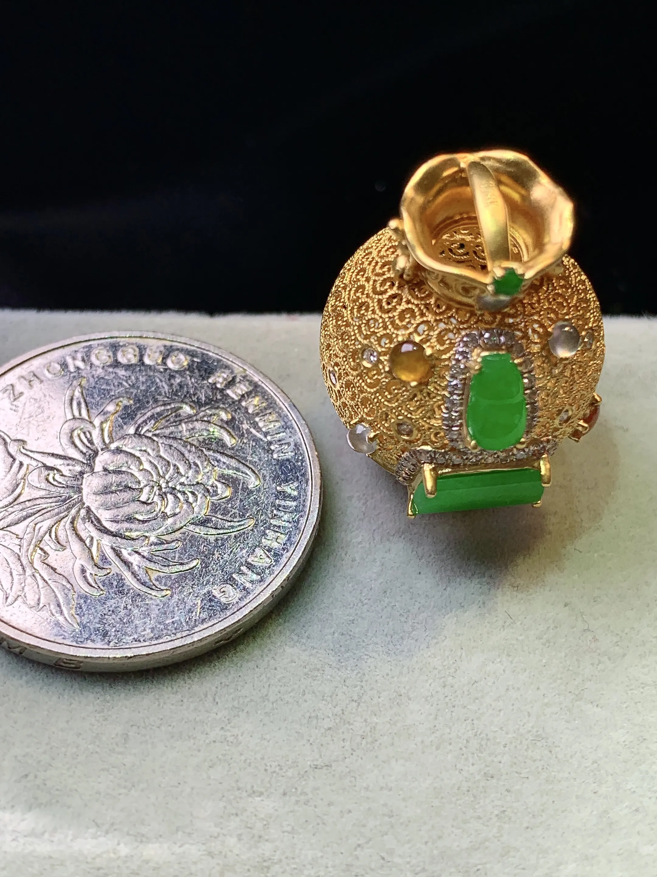 18k金钻镶嵌满绿无事牌花瓶吊坠 玉质细腻 色泽清新艳丽 整体尺寸22*19.8*17.3