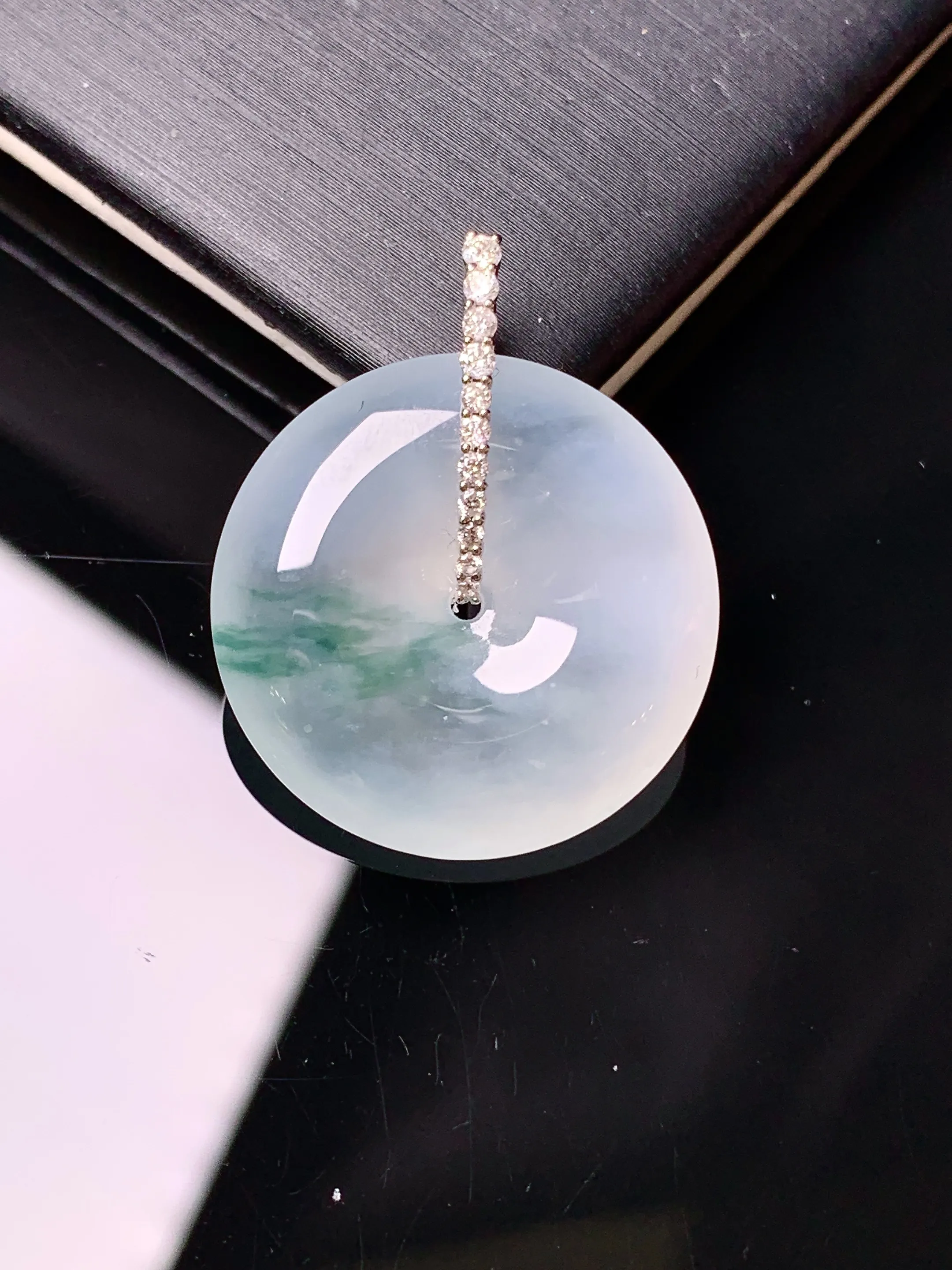 18k金钻镶嵌飘绿平安扣吊坠 玉质细腻 色泽清新艳丽 整体尺寸27.7*22.6*5.5