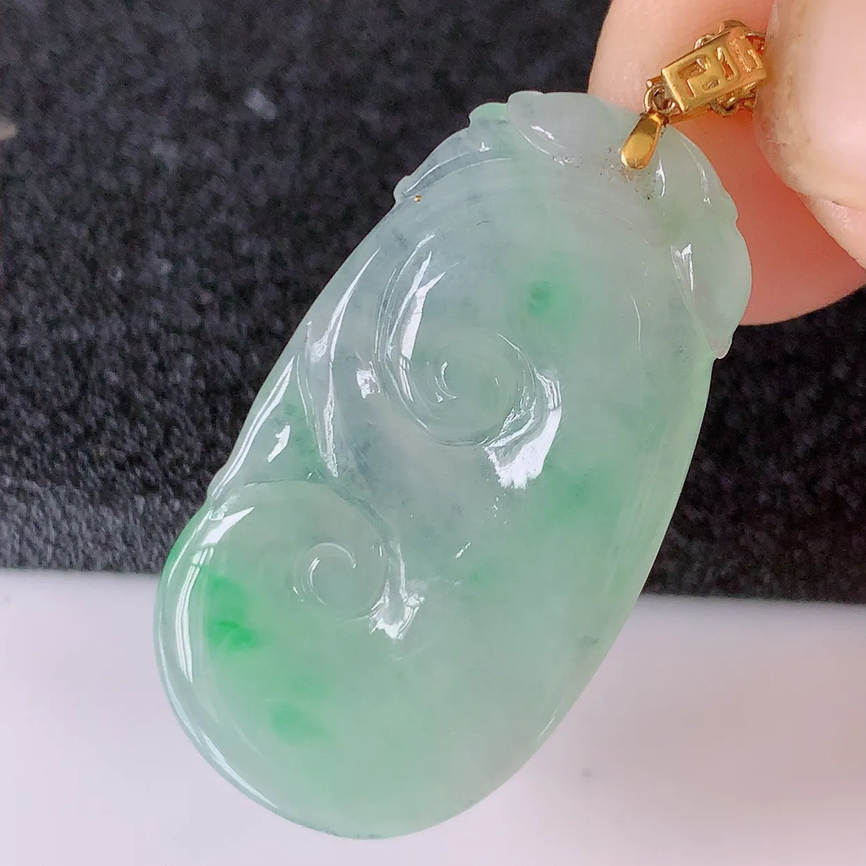 18K金镶嵌冰种飘绿翡翠如意吊坠，简单的镶嵌设计、让玉坠百搭又精致， 寓意着吉祥， 事事如意！#41