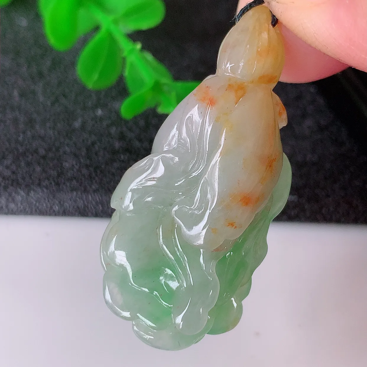 自然光实拍，冰润黄加绿翡翠招百财白菜吊坠，百财聚来，财源滚滚， 色泽鲜艳，精工水润的白菜， 性价比高！#87.16