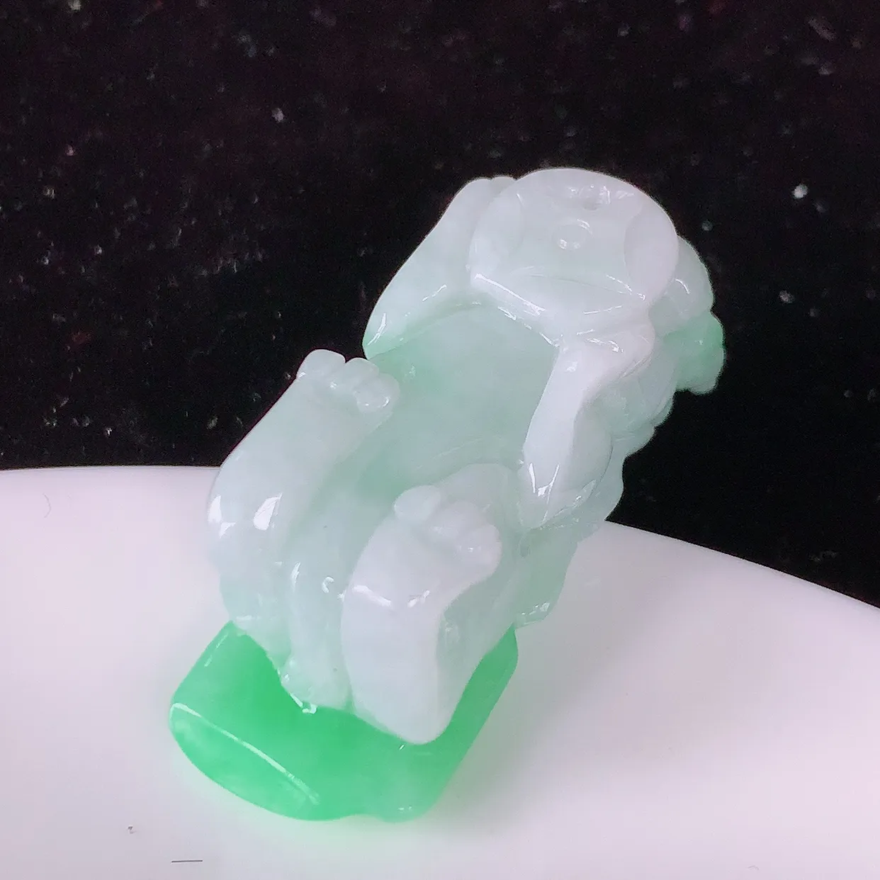 自然光实拍，冰润飘绿翡翠招财貔貅吊坠，民间有“一摸貔貅运程旺盛， 再摸貔貅财运滚滚，三摸貔貅平步青云 ”的美好祝愿。#81.22