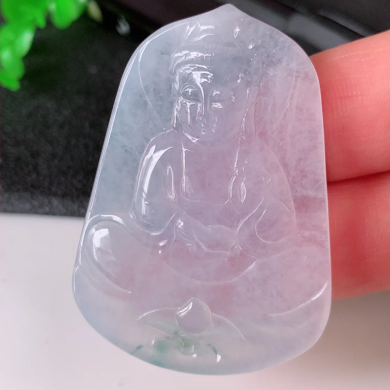 自然光实拍，冰种飘花翡翠观音菩萨吊坠，赐福观音，玉润通透， 慈祥端庄！#94.16