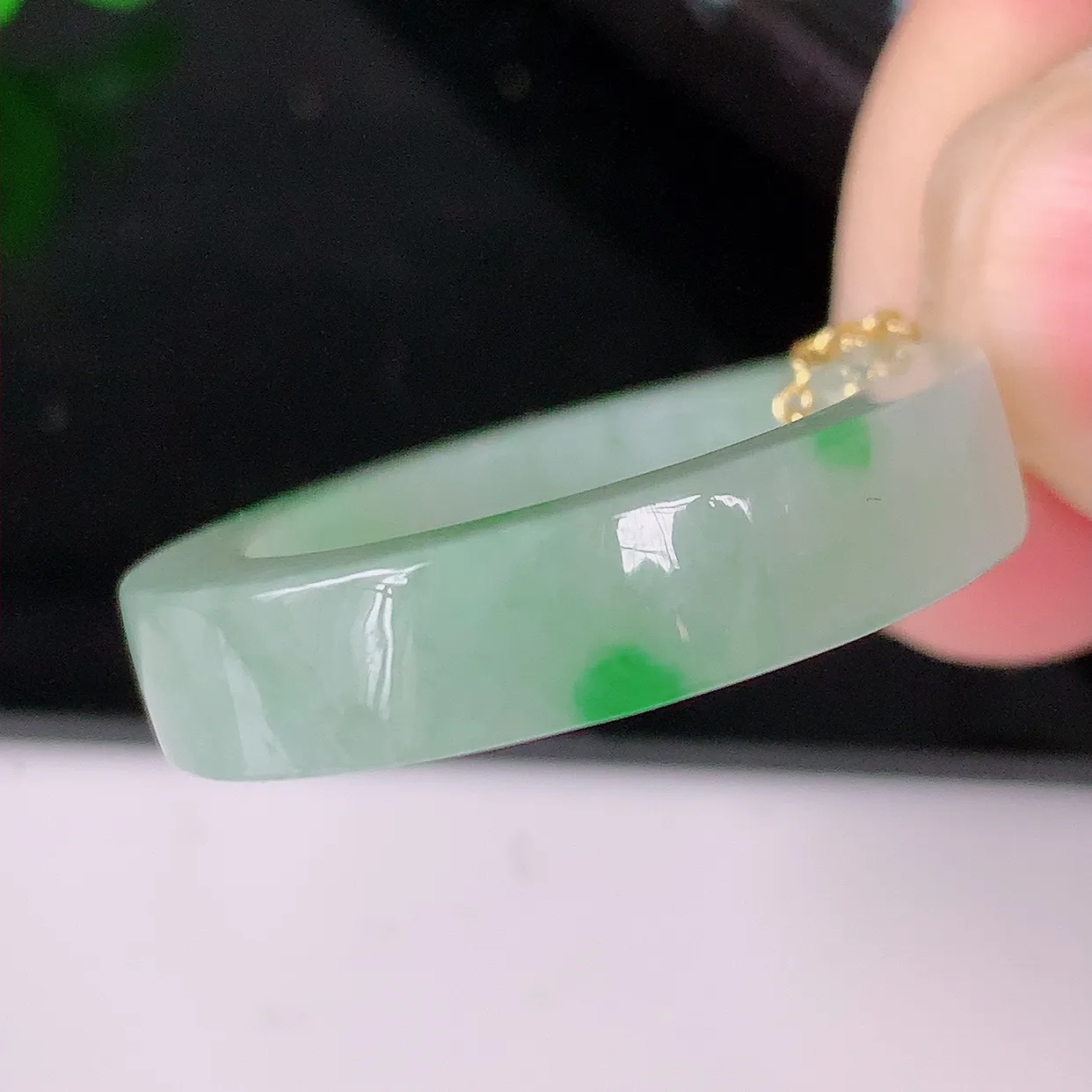 自然光实拍，20.2mm内径冰飘绿翡翠指环，玉戒指，玉质莹润，好精美好冰润的指环，23圈口，上手纤巧！#57.22尺寸 20.2-6-4.3