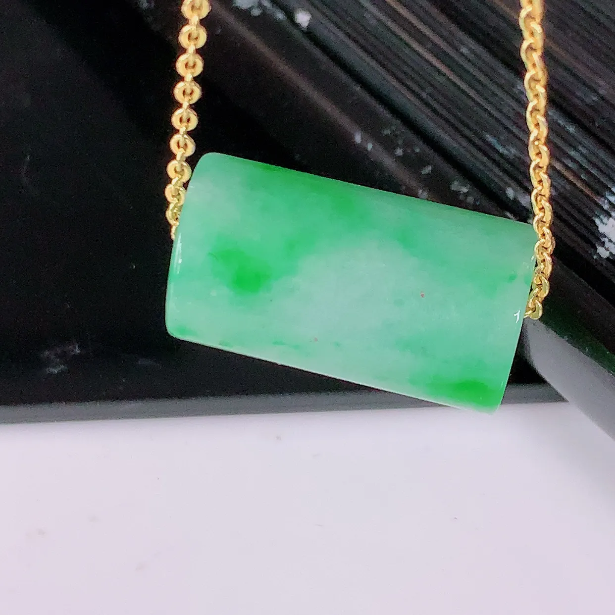 自然光实拍，冰润飘绿翡翠路路通吊坠，寓意时来运转、财源滚滚，款式新颖时尚，日常百搭的款！ 配图银链#05.22