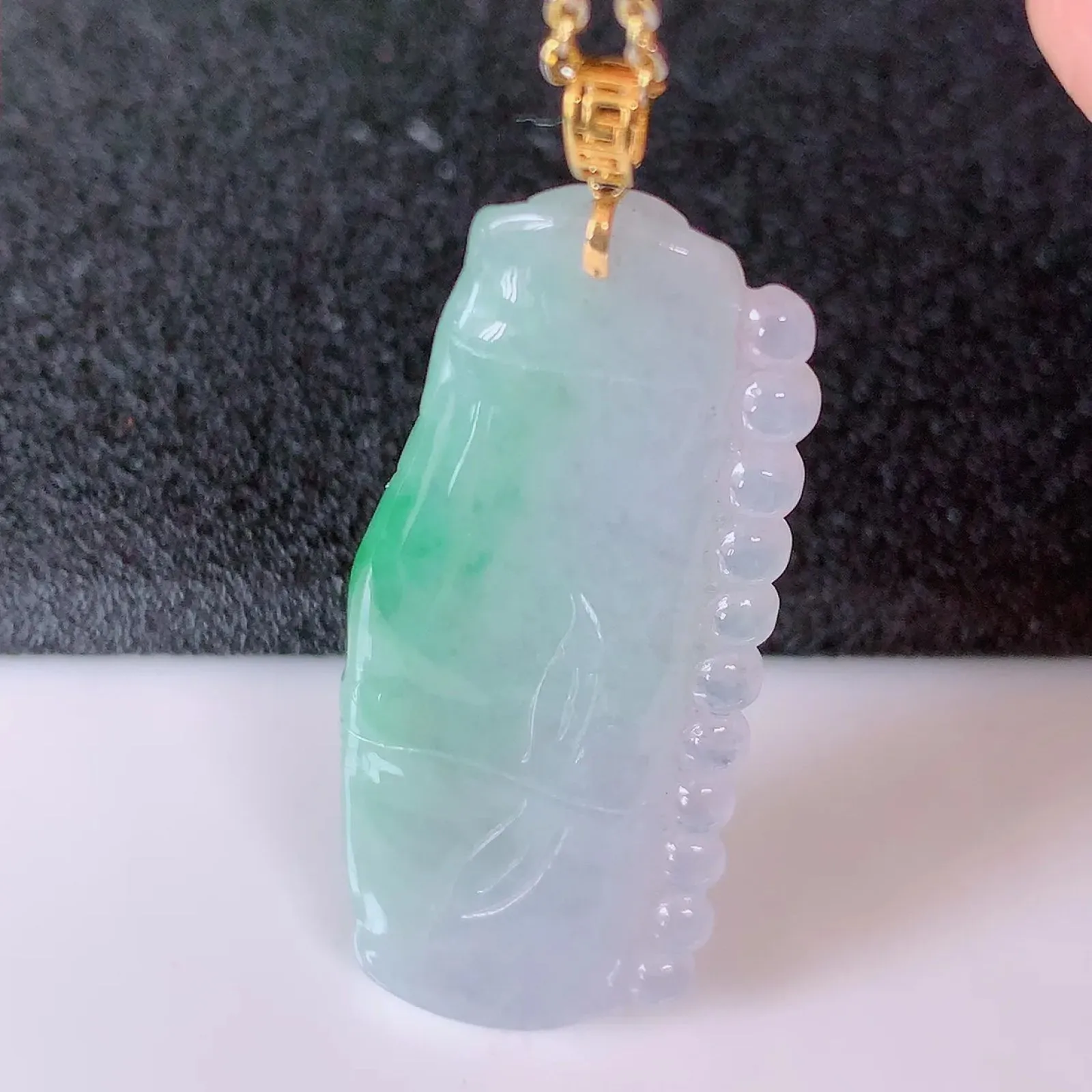 自然光实拍，18K金镶嵌冰春带彩翡翠竹节吊坠。竹节寓意“节节高，官运亨通，前程似锦，水润莹泽，清秀高雅，佩戴精美！#41.22