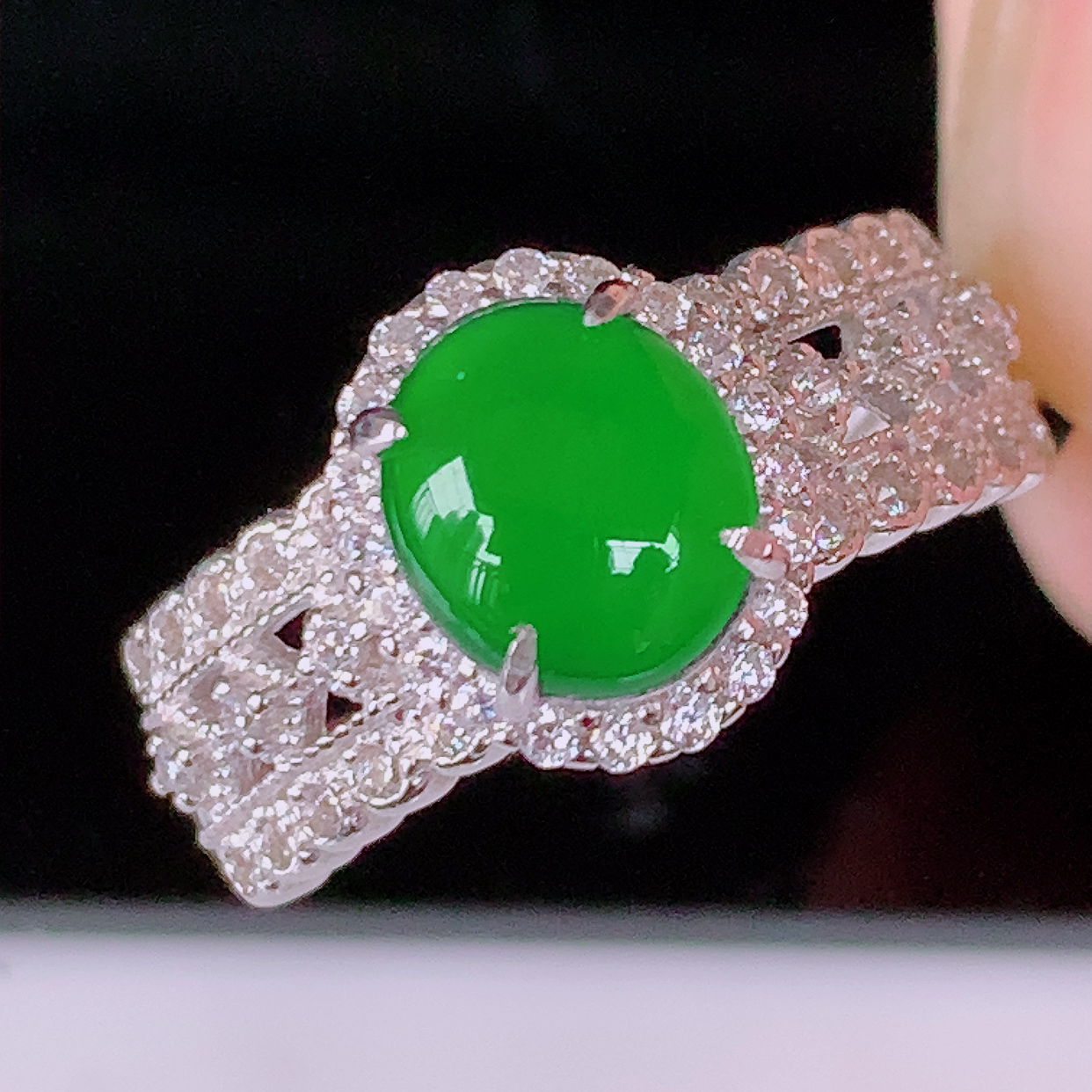 冰透满绿翡翠925银镶嵌戒指，自然光实拍，翠色灵动，颜色漂亮，种老水足，品相 佳，佩戴佳品！#97.22（圈口可调大小）整体25*17.8*6.6裸石8*6.6