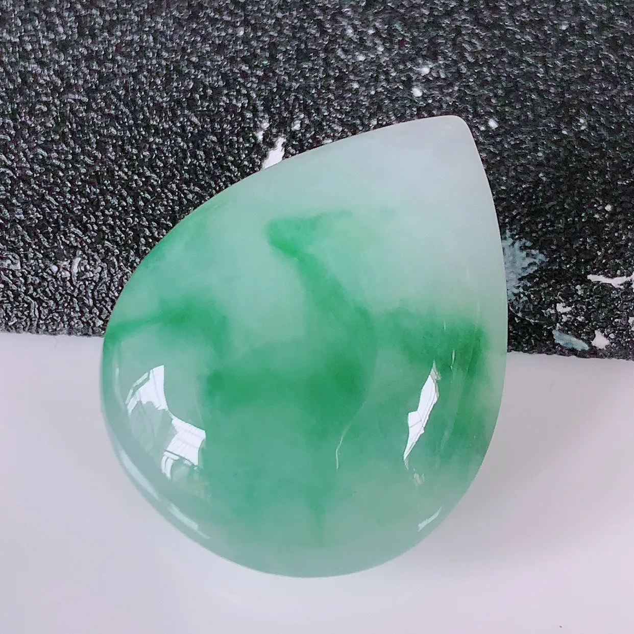 自然光实拍，冰飘花翡翠水滴戒面，蛋面，翠色灵动，玉质细腻，颜色漂亮，品相佳， 镶嵌更靓， 佩戴佳品！#94.16