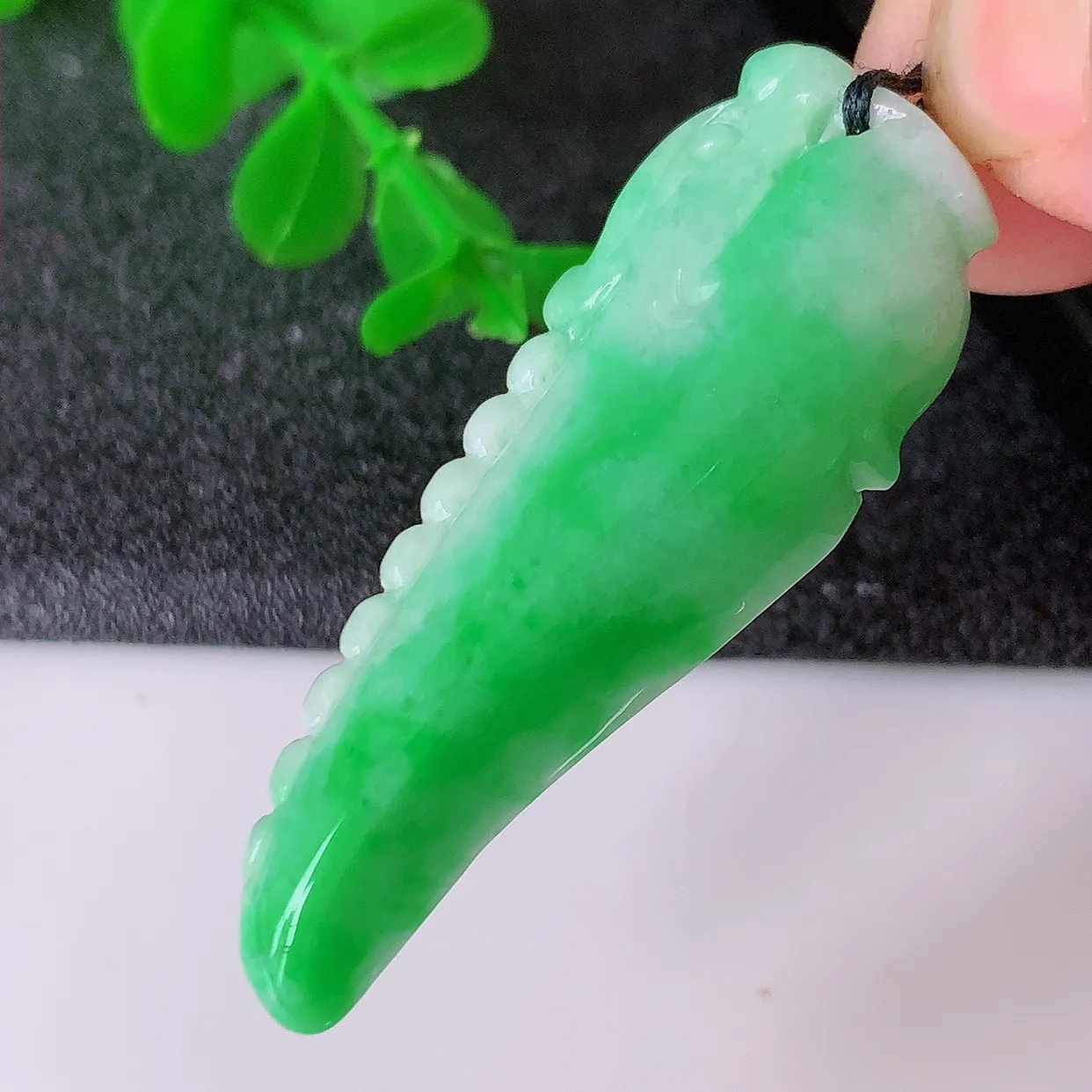 自然光实拍，水润飘绿翡翠招财龙牙吊坠，翠色灵动，玉质细腻，颜色漂亮， 品相佳， 佩戴佳品！#87.16