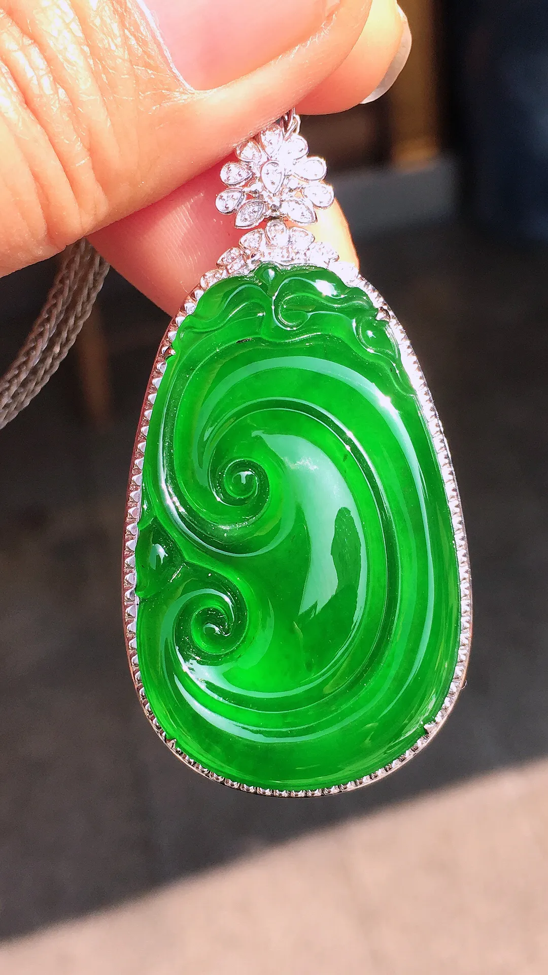 满绿如意吊坠，色泽均匀艳丽，玉质细腻，荧光感超
强，饱满圆润，尽显优雅气质，18k
金豪华镶嵌