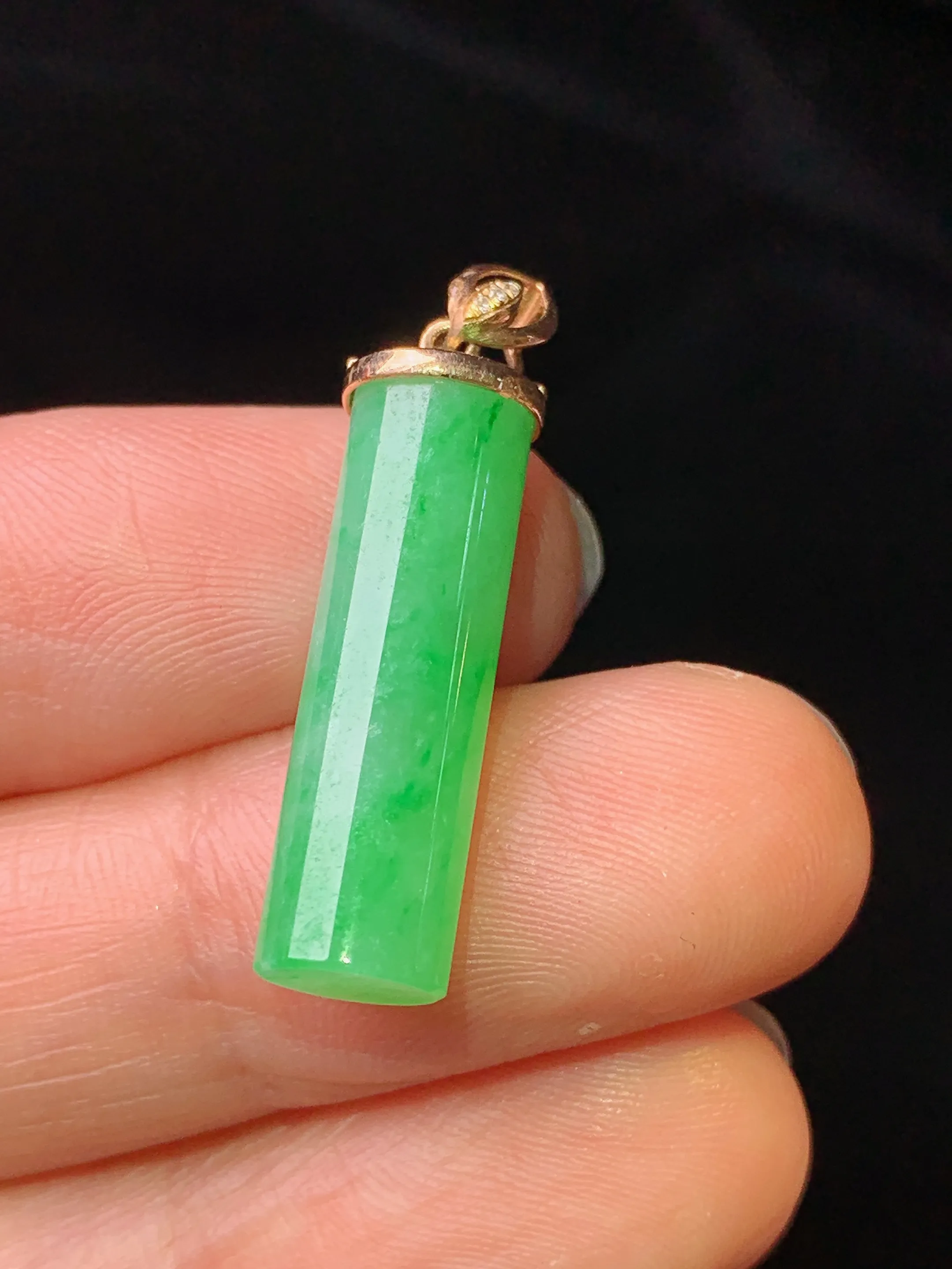 18k金镶嵌翠绿玉柱吊坠 玉质细腻 色泽清新艳丽 整体尺寸29.6*6.6*5.6