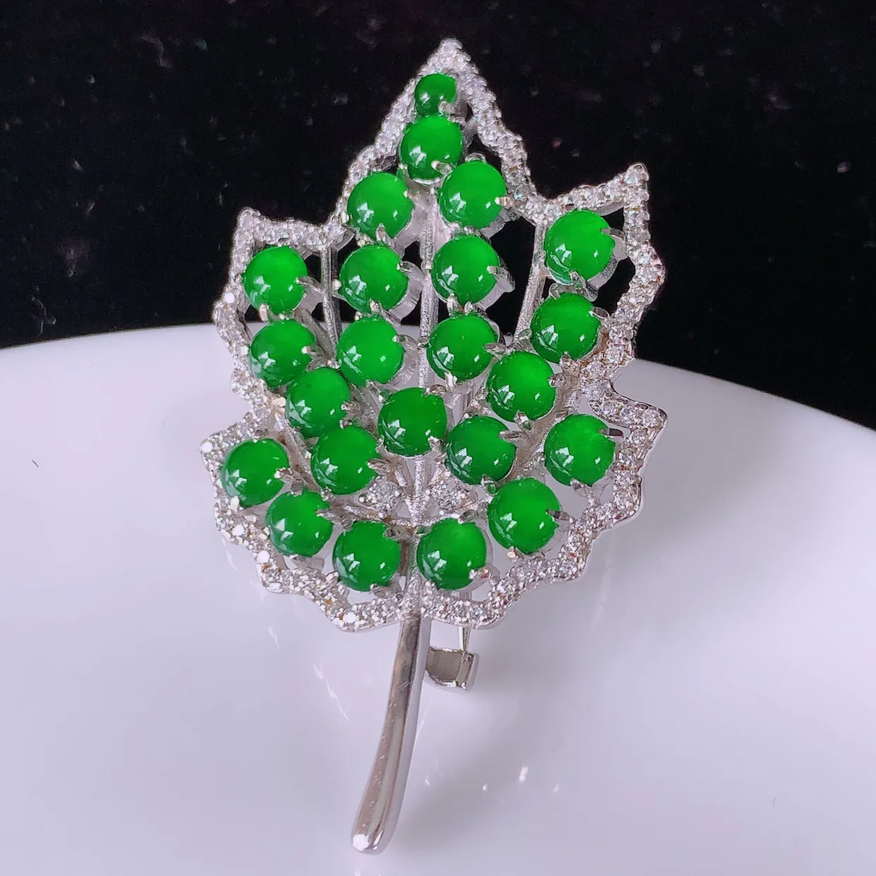 冰透满绿翡翠925银镶嵌胸针，自然光实拍，翠色灵动，颜色漂亮，种老水足，品相佳，佩戴佳品！#97.16整体47*27.5*8.6裸石  3.5*3.5
