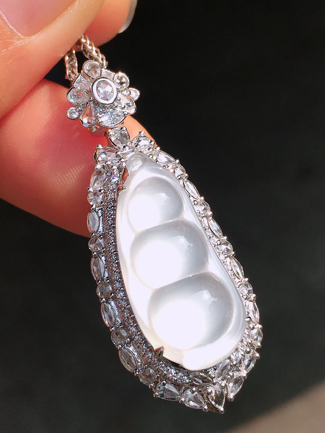 冰种福豆吊坠，玉质细腻，荧光感超
强，饱满圆润，尽显优雅气质，18k
金豪华镶嵌