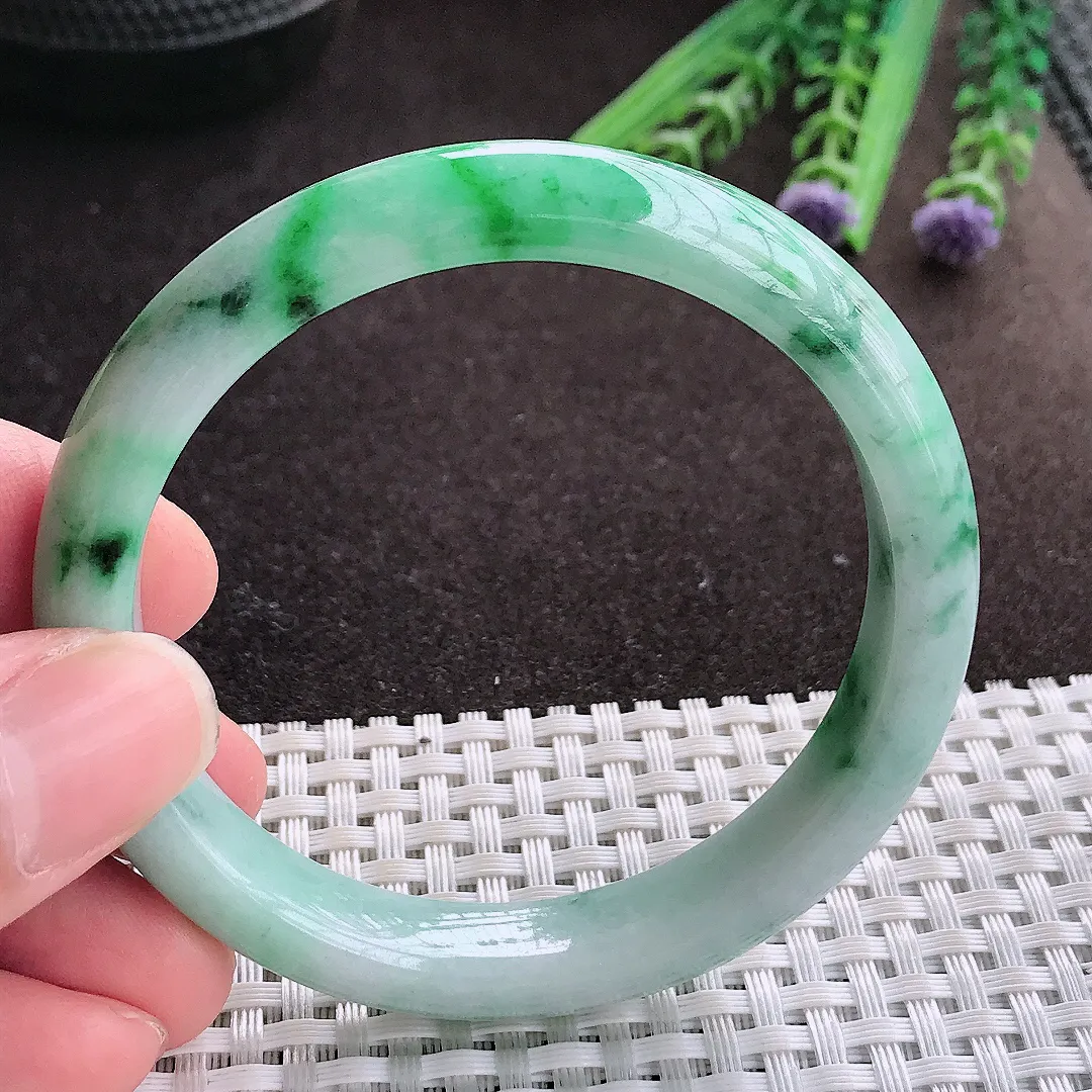 实拍A货翡翠55/10.7/7.6老坑精美温润飘阳绿手镯宽边玉镯子平安镯