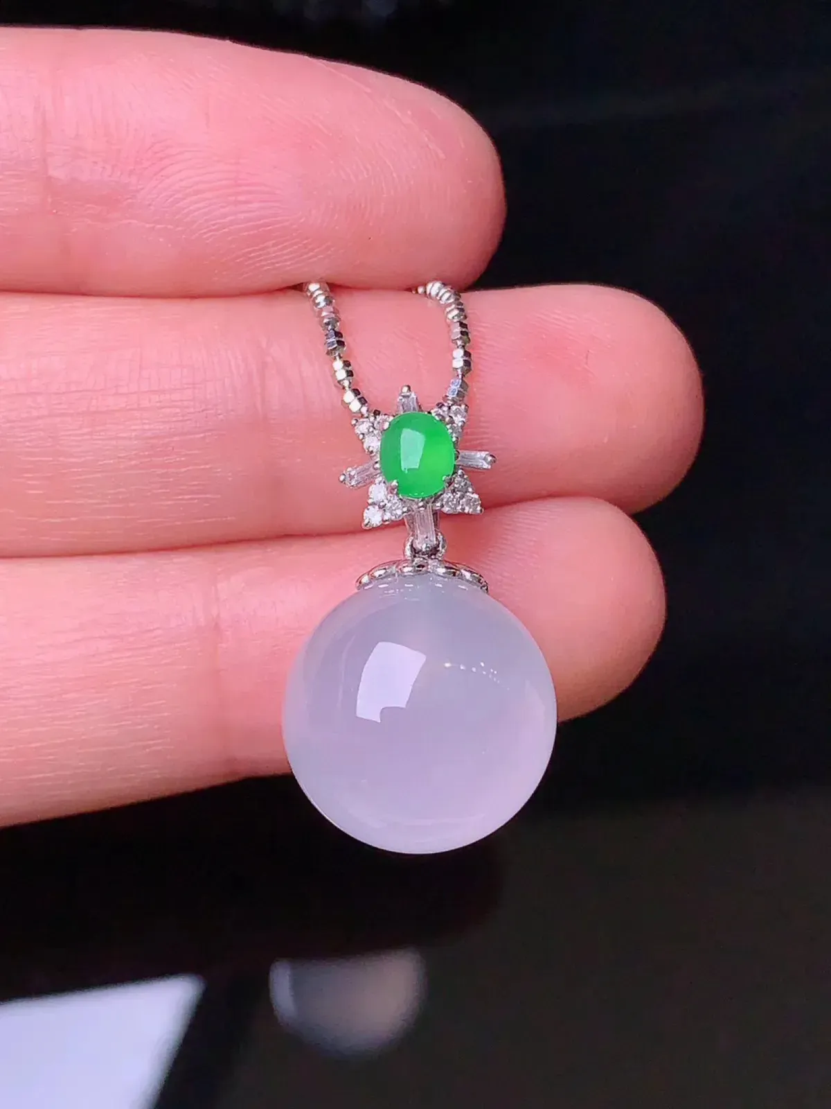 18k金钻镶嵌冰种圆珠吊坠 玉质细腻 色泽艳丽 整体尺寸23*13.5