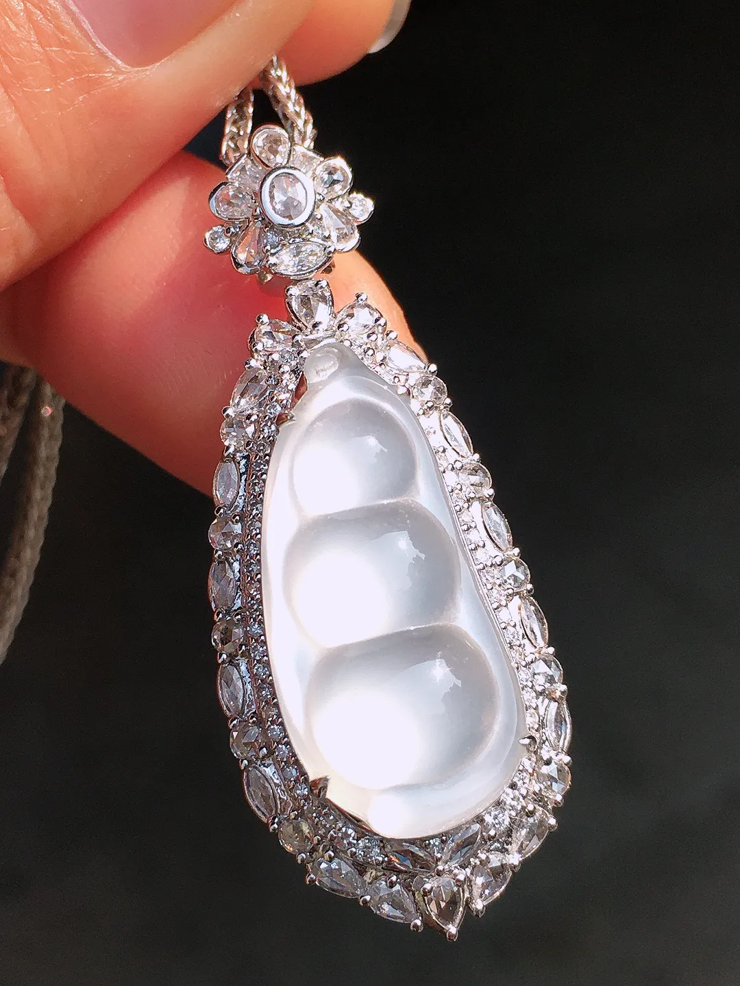 冰种福豆吊坠，玉质细腻，荧光感超
强，饱满圆润，尽显优雅气质，18k
金豪华镶嵌