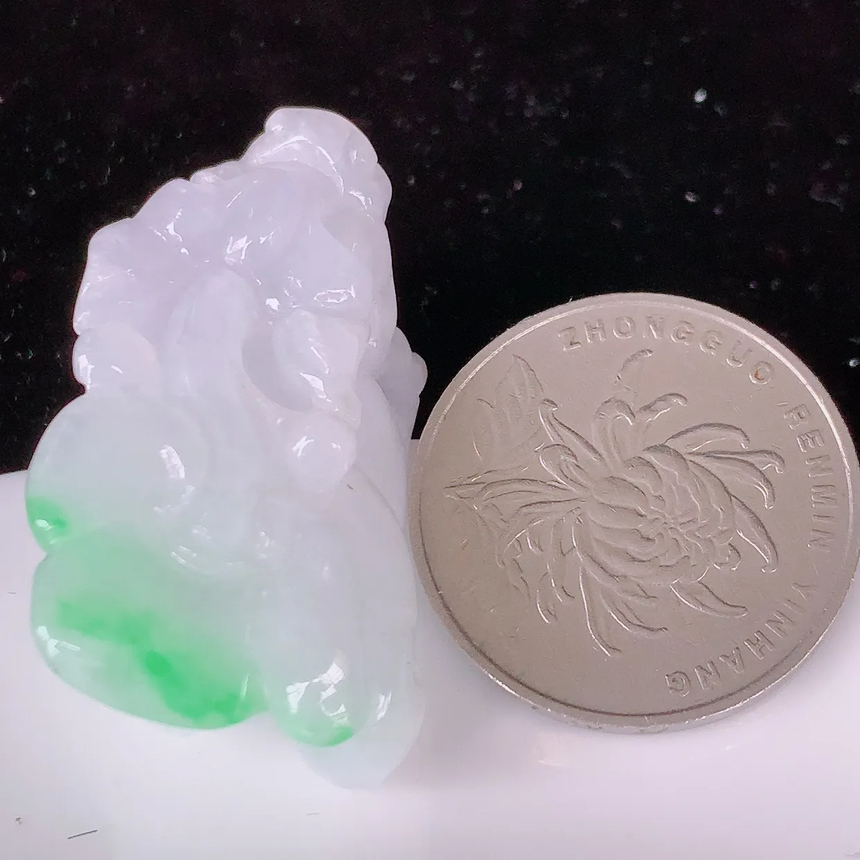 自然光实拍，飘绿翡翠招财貔貅吊坠，民间有“一摸貔貅运程旺盛，再摸貔貅财运滚滚三摸貔貅平步青云 ”的美好祝愿。#81.22