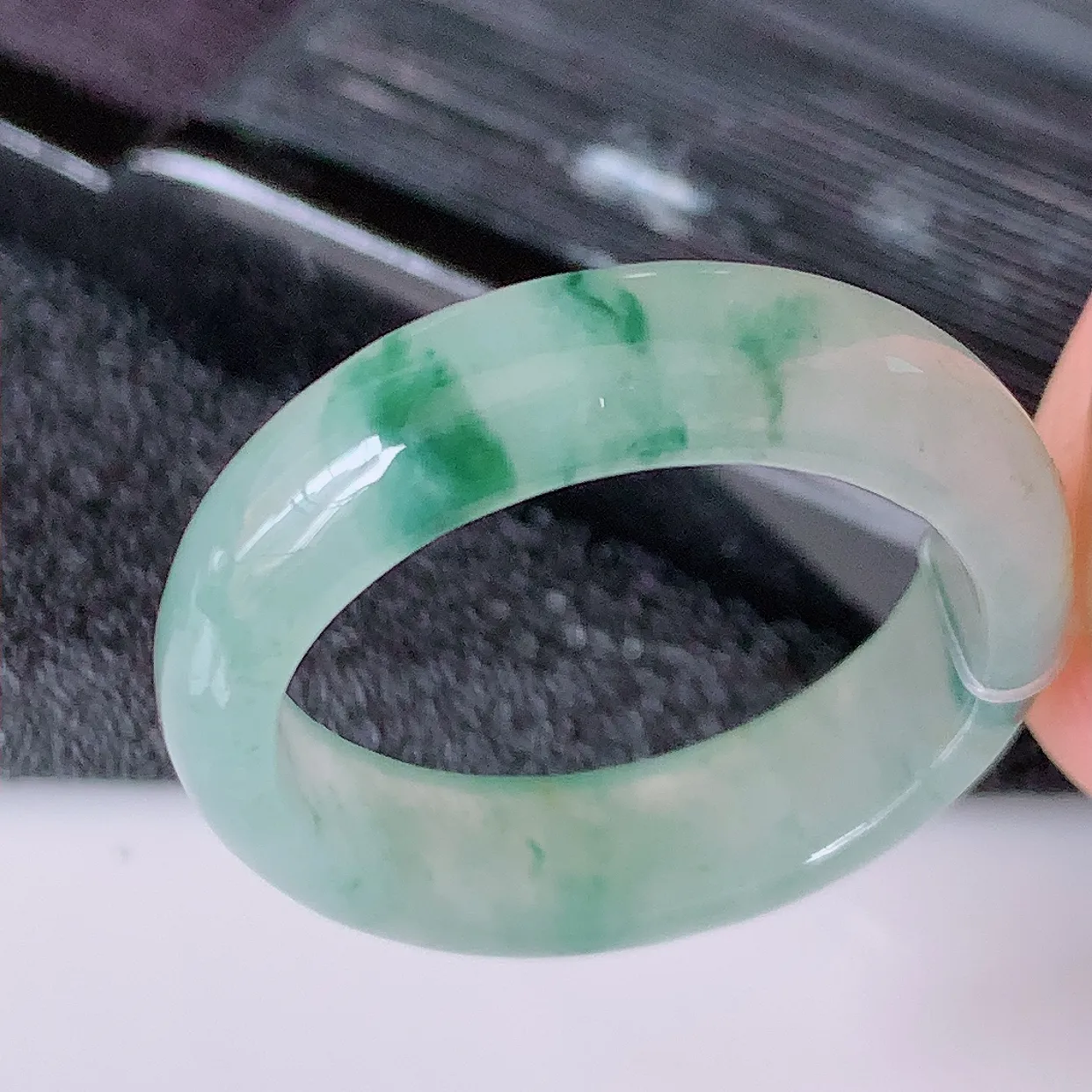自然光实拍，18mm内径冰种飘花翡翠指环，玉戒指，玉质莹润，好精美好冰润的指环，17圈口，上手纤巧！