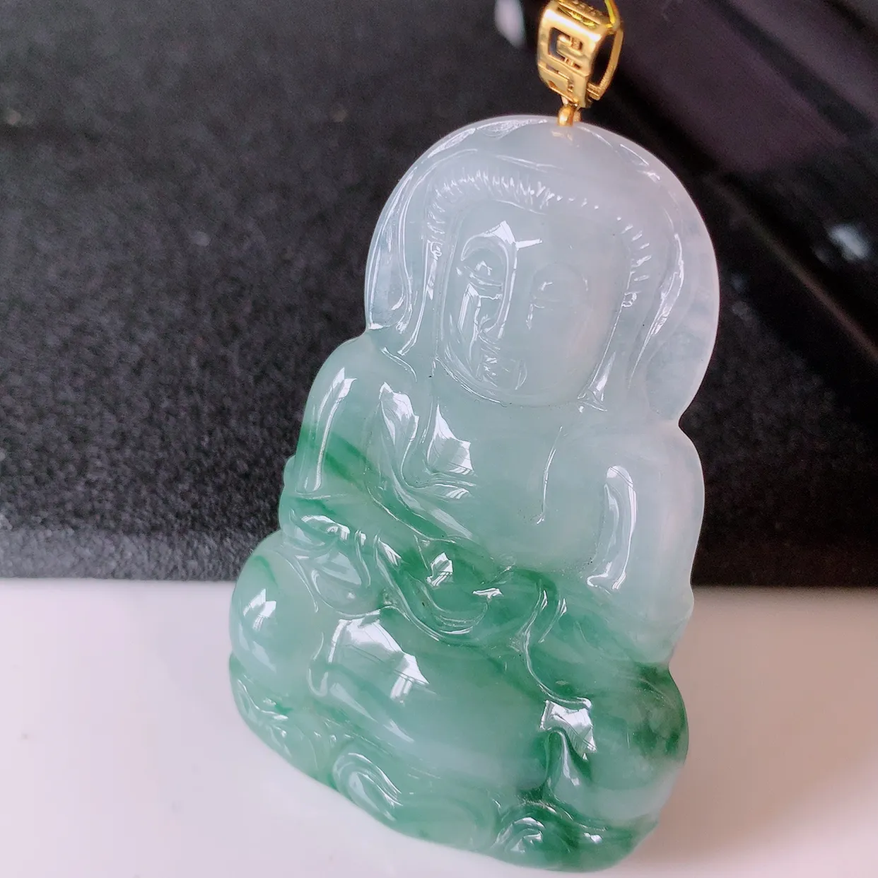 18k金镶嵌冰飘花翡翠观音菩萨吊坠，沁人心脾，精致典雅的设计，为佩戴者，增添色彩，送礼自留都是佳品选