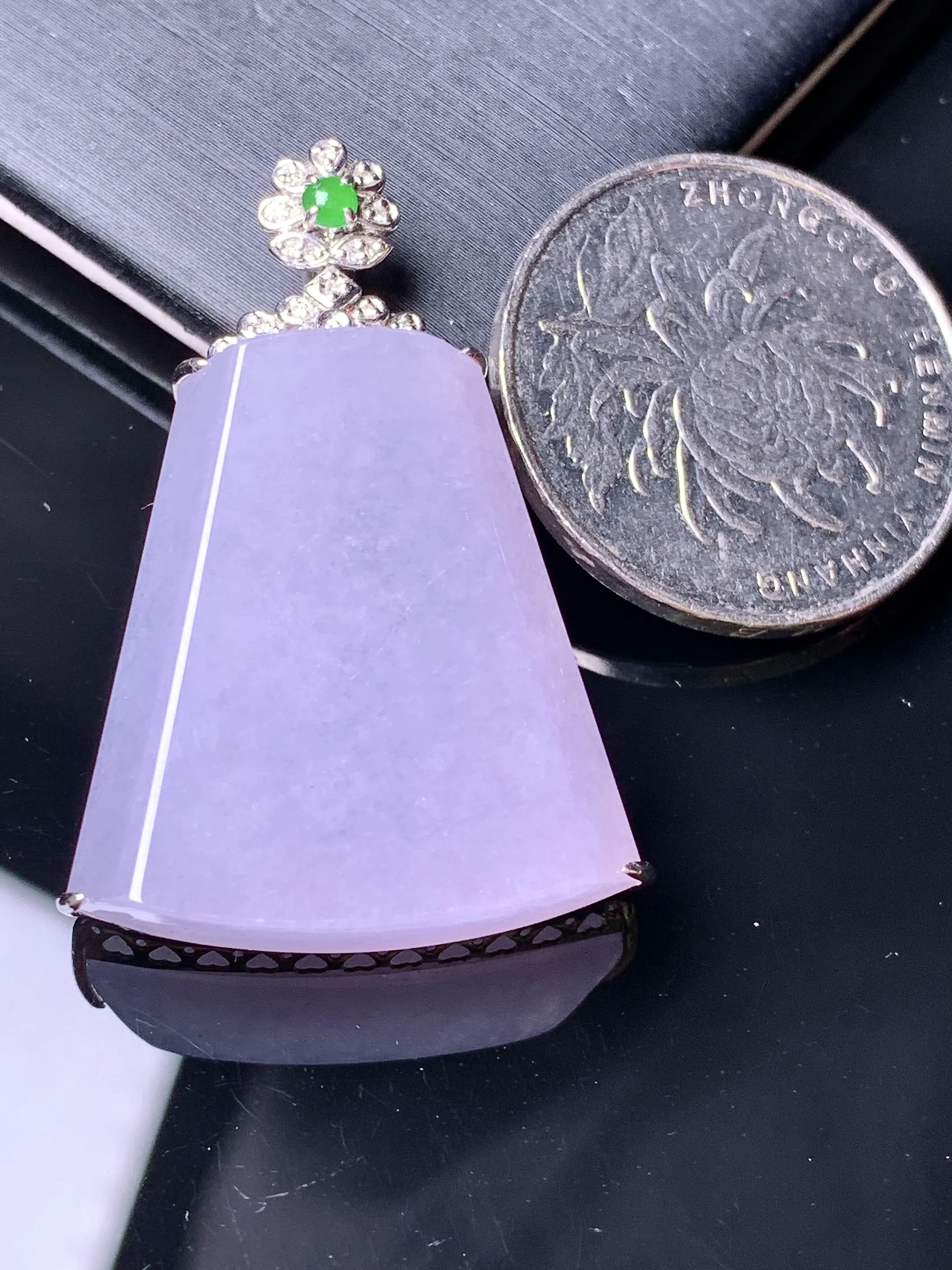 18k金钻镶嵌淡紫罗兰无事牌吊坠 玉质细腻 色泽清新艳丽 整体尺寸37.8*25*8.7