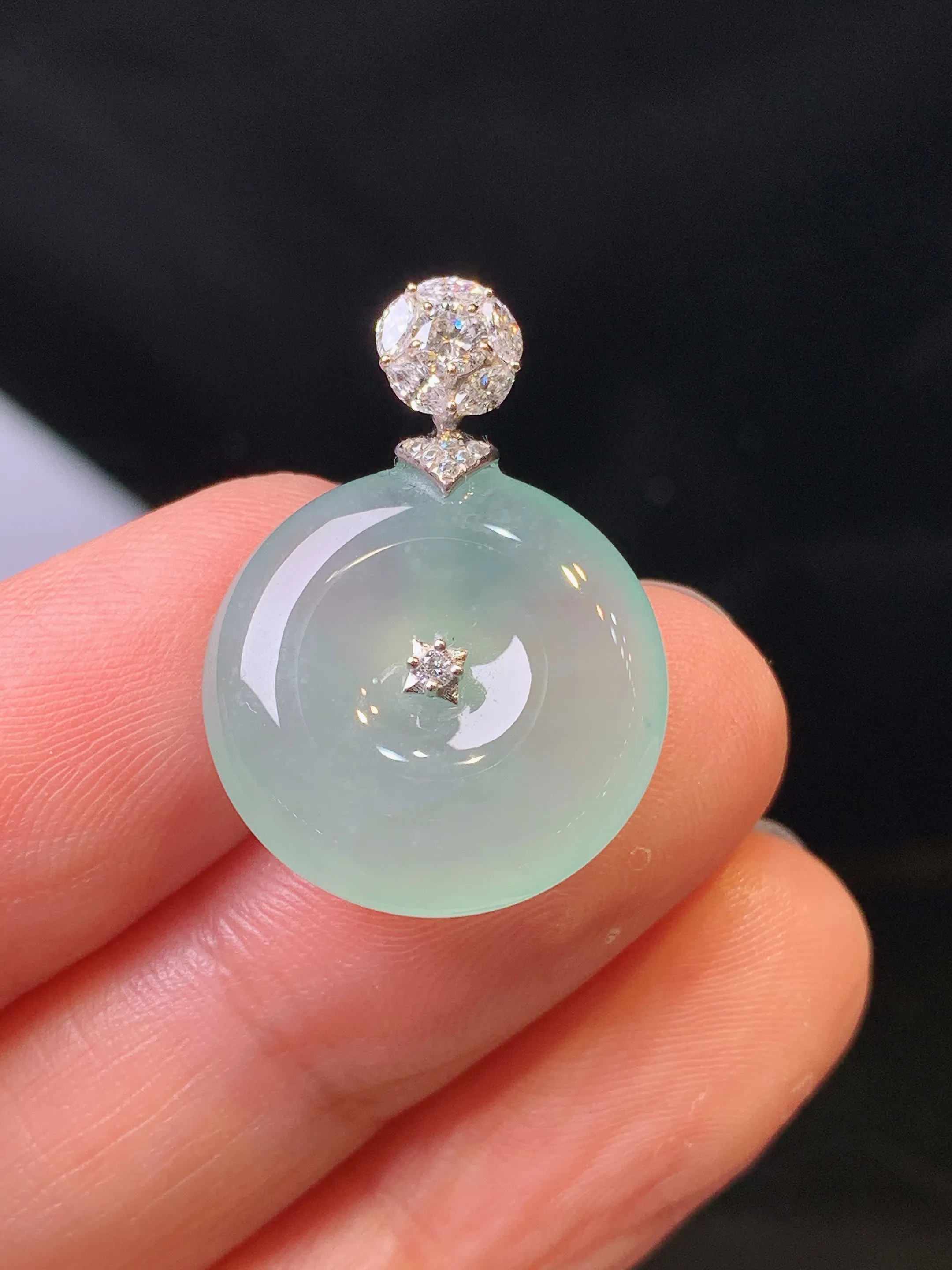 18k金钻镶嵌冰种平安扣吊坠 玉质细腻 色泽清新艳丽 整体尺寸25*18*5.2