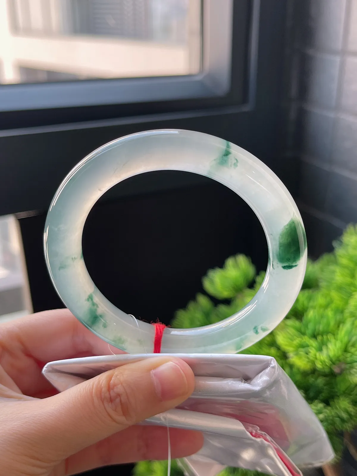 圆镯56.8圈口，翡翠冰种飘花手镯