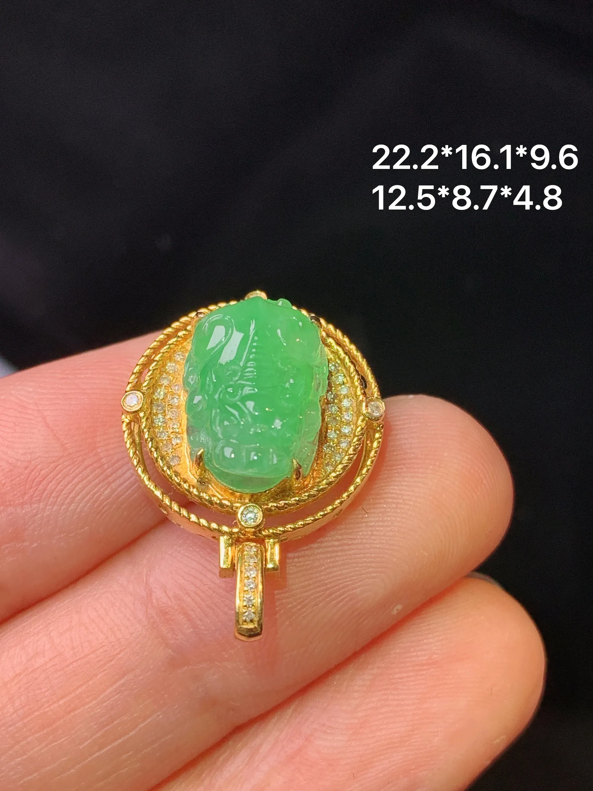 18k金钻镶嵌翠绿貔貅吊坠 玉质细腻 色泽清新艳丽 整体尺寸22.2*16.1*9.6