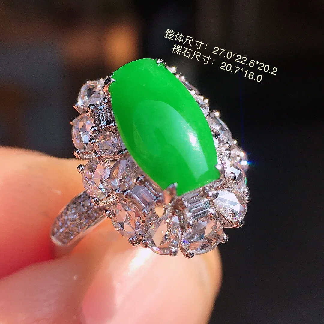 阳绿马鞍戒指，色泽均匀艳丽，玉质细腻，荧光感超
强，饱满圆润，尽显优雅气质，18k
金豪华镶嵌