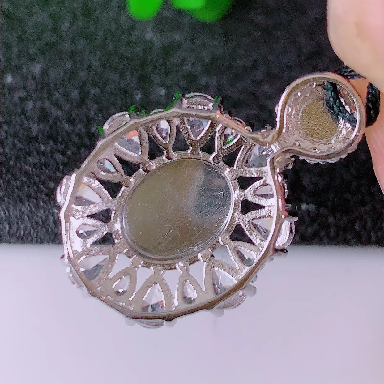 冰透满绿翡翠蛋面925银镶嵌吊坠，自然光实拍，翠色灵动，颜色漂亮，种老水足，品相佳，佩戴佳品！#97.16整体25*16.5*7.5裸石 10*7.8mm