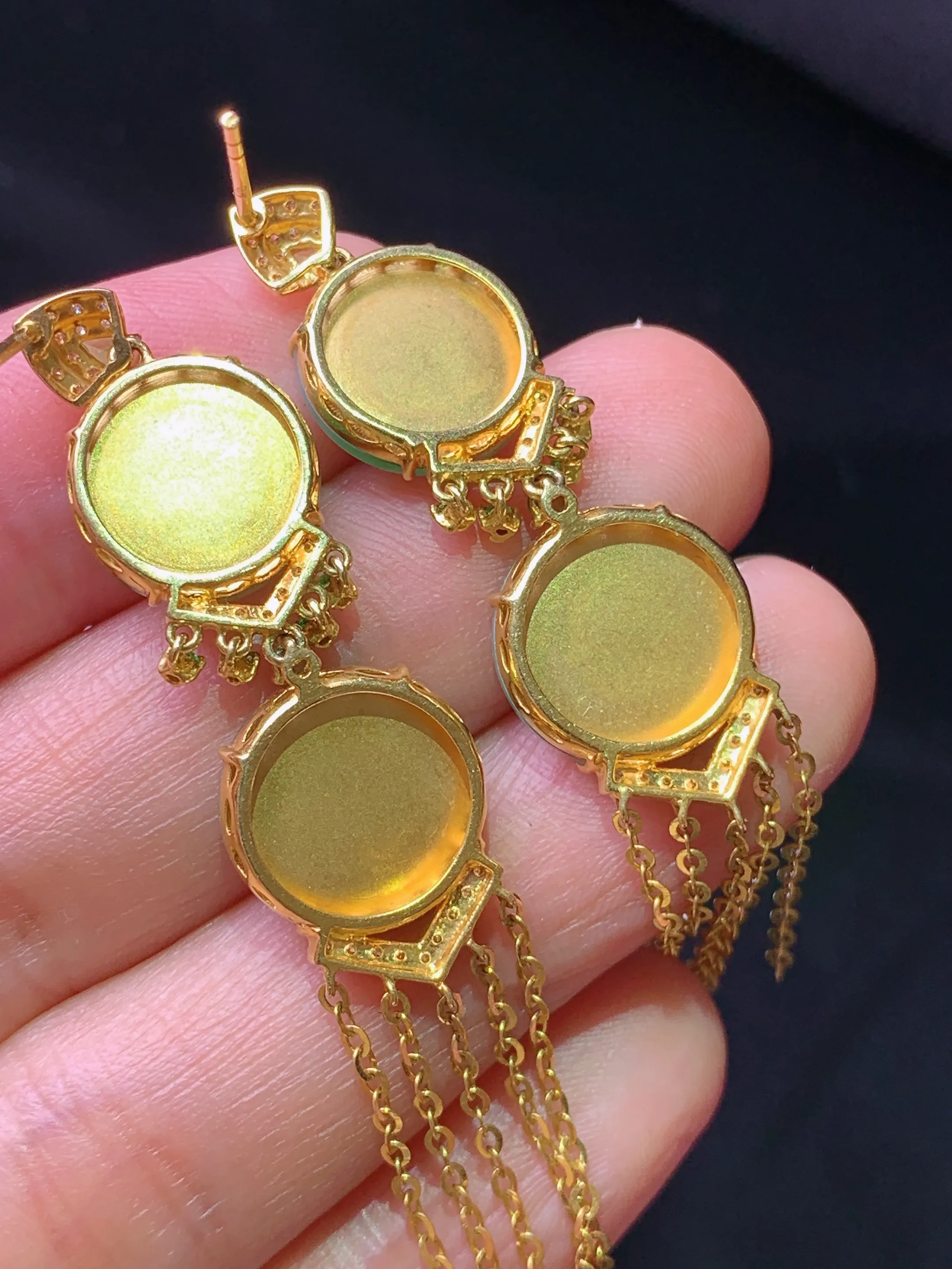 18k金钻镶嵌翠绿圆牌组合耳坠 玉质细腻 色泽清新艳丽 整体尺寸62.5*12*3.7