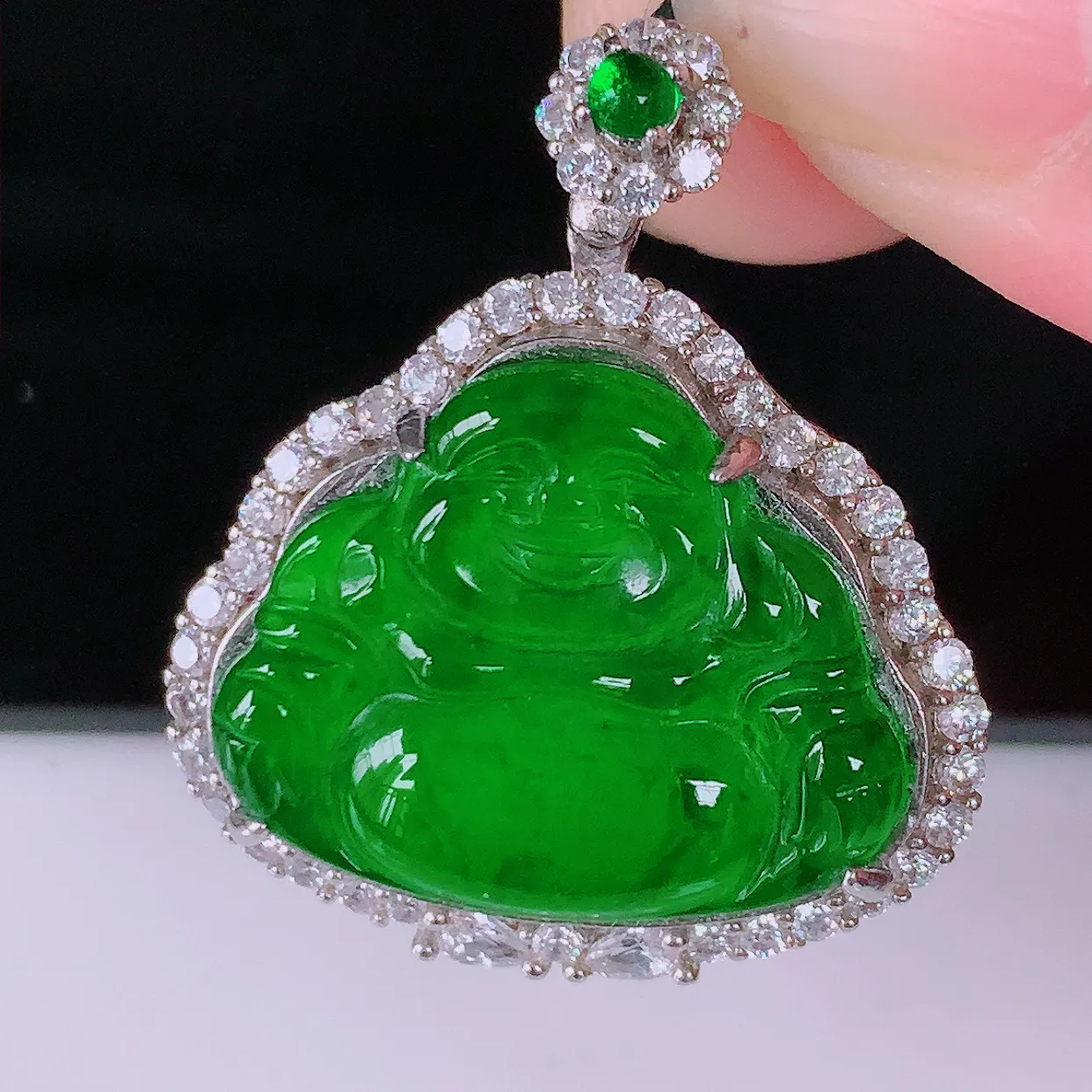 冰透满绿翡翠925银镶嵌佛公吊坠，自然光实拍，翠色灵动，颜色漂亮，种老水足，品相佳，佩戴佳品！#97.22整体27.5*24*7.8 裸石20*16