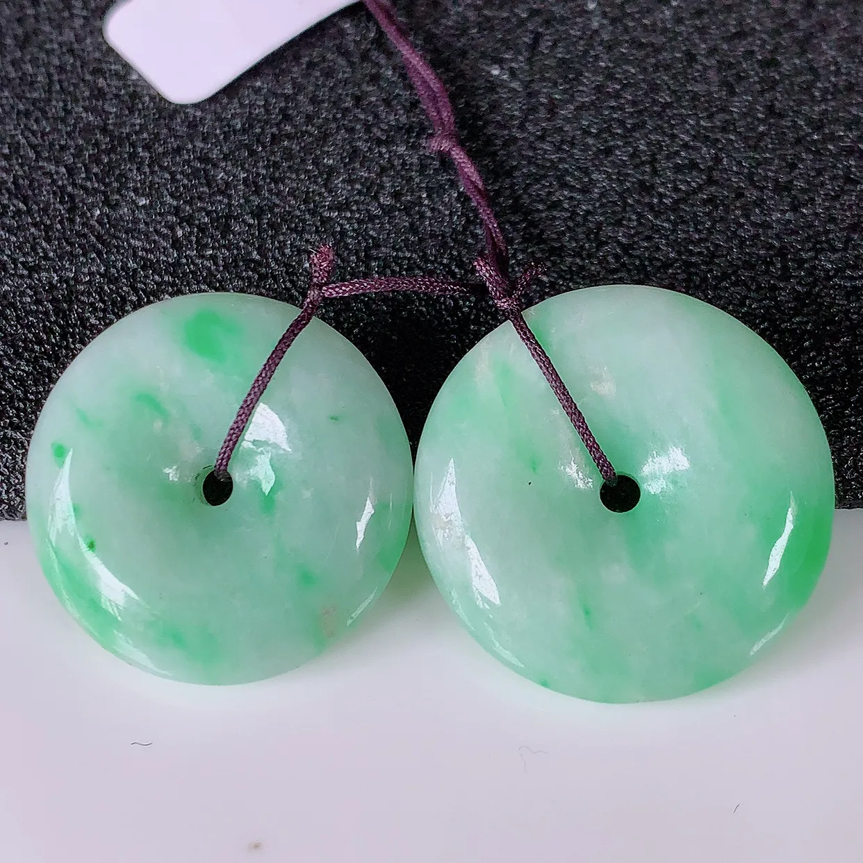 自然光实拍，水润飘绿翡翠一对平安扣吊坠，品相佳，美感十足，寓意平平安安，佩戴精美时尚！#49.16尺寸20.5*5mm