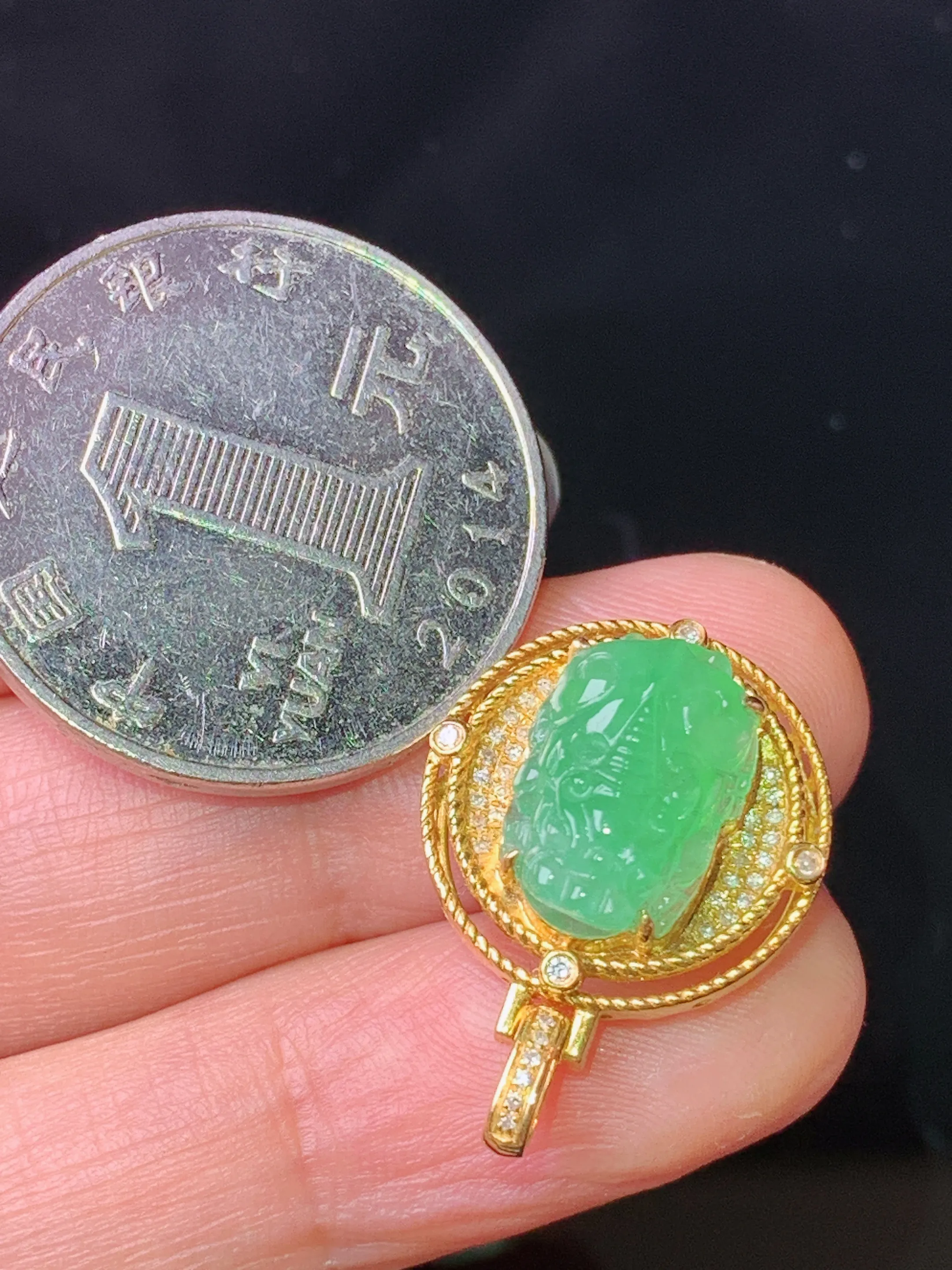 18k金钻镶嵌翠绿貔貅吊坠 玉质细腻 色泽清新艳丽 整体尺寸22.2*16.1*9.6