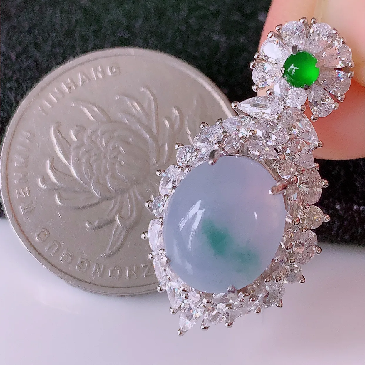 冰透春带彩翡翠蛋面925银镶嵌吊坠，自然光实拍，翠色灵动，颜色漂亮，种老水足，品相佳，佩戴佳品！#97.16整体30.5*16*9.2 裸石11.5*9.6mm