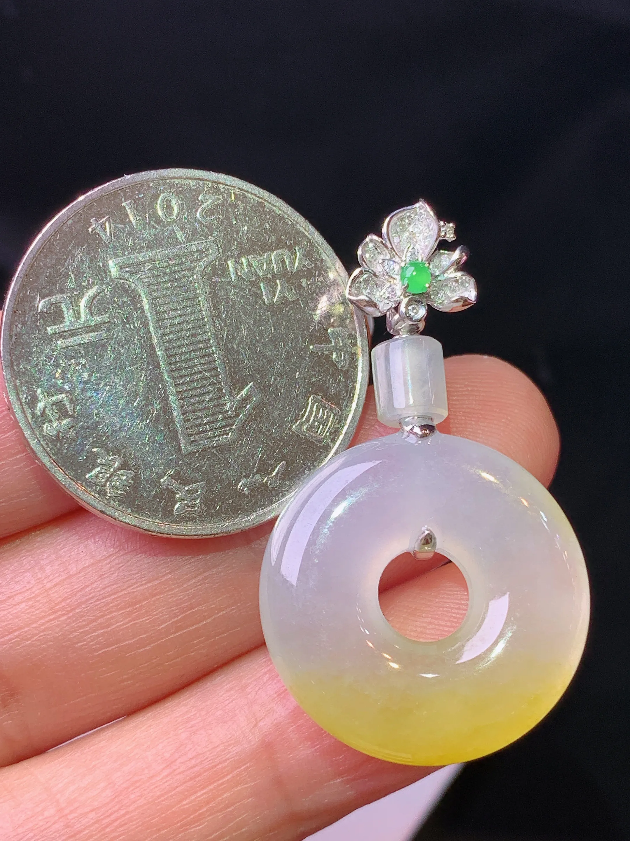 18k金钻镶嵌飘黄翡平安环吊坠 玉质细腻 色泽清新艳丽 整体尺寸37.2*21.5*5.8