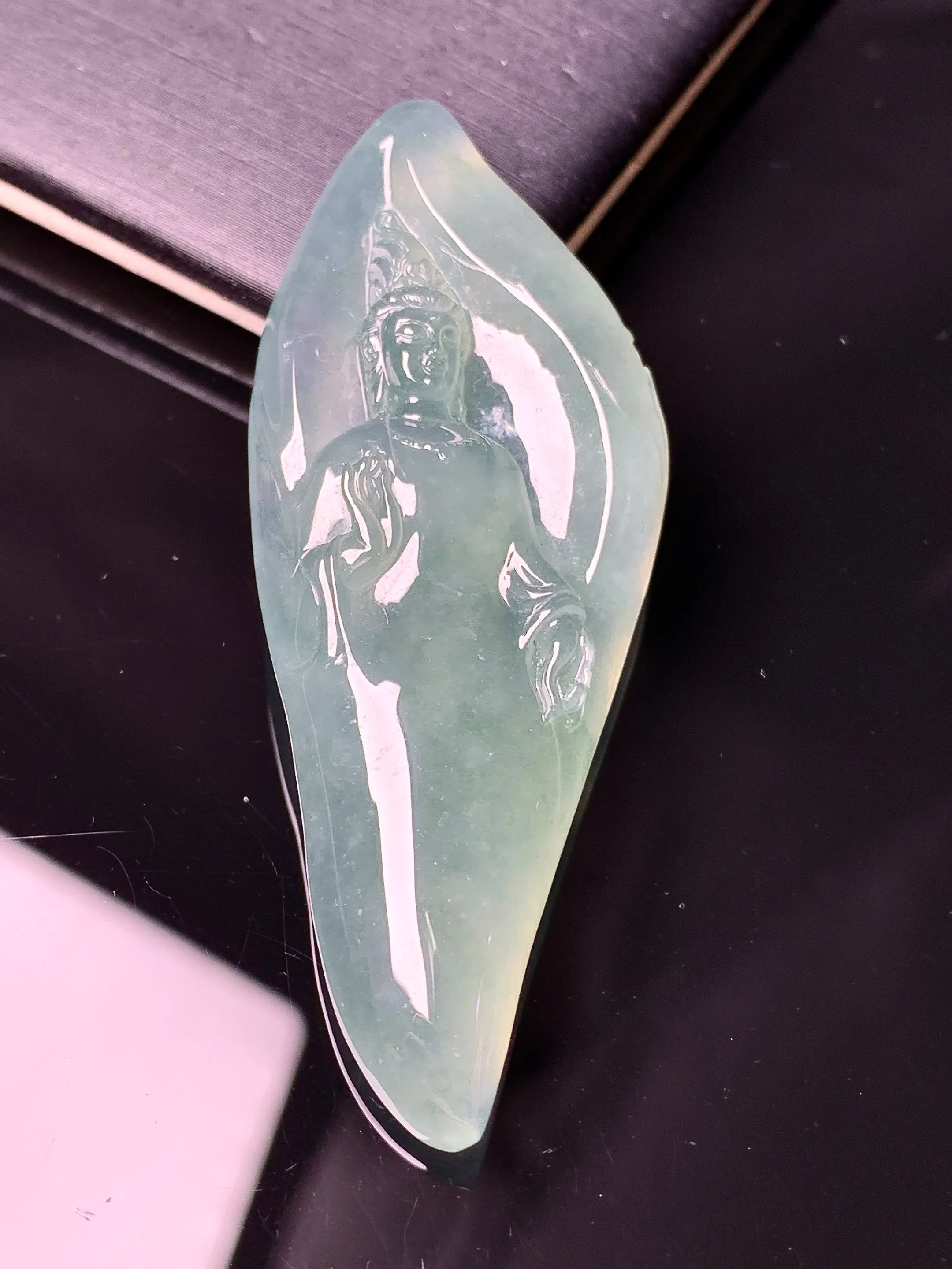 冰种观音菩萨吊坠 玉质细腻 色泽清新艳丽 整体尺寸58.7*22.5*6.5