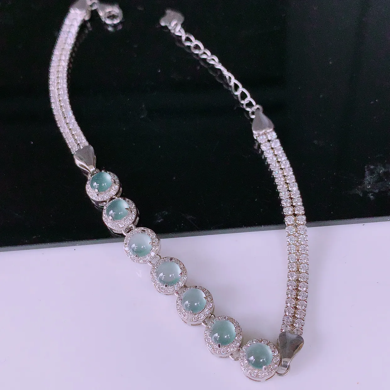 冰透满绿翡翠925银镶嵌手链，自然光实拍，翠色灵动，颜色漂亮，种老水足，品相佳，佩戴佳品！#97.22取一整体6.5*6.5*5.5裸石 4-4