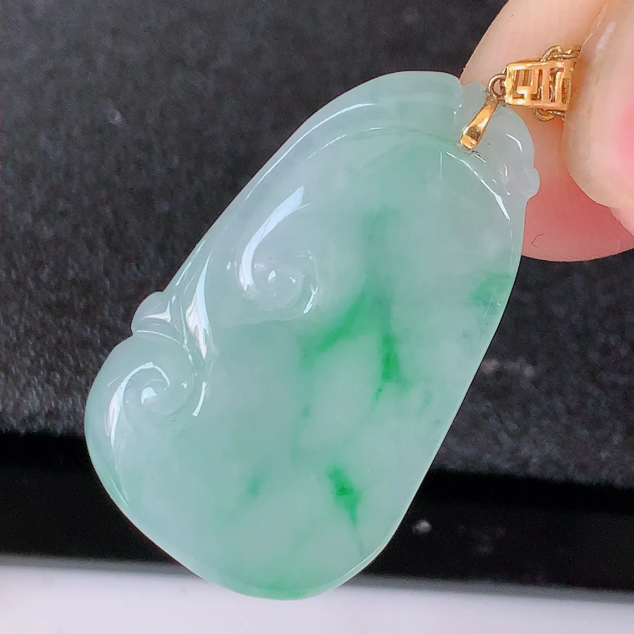 18k金镶嵌冰种飘绿翡翠如意吊坠，款式新颖时尚，日常百搭的款。清秀高雅，佩戴优雅高贵！#41.22